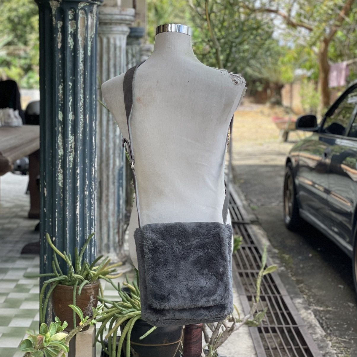 Designer × Japanese Brand × Yohji Yamamoto ❗️RARE ❗️Ined Homme Yohji Yamamoto Japan Furry Crossbody Size ONE SIZE - 1 Thumbnail