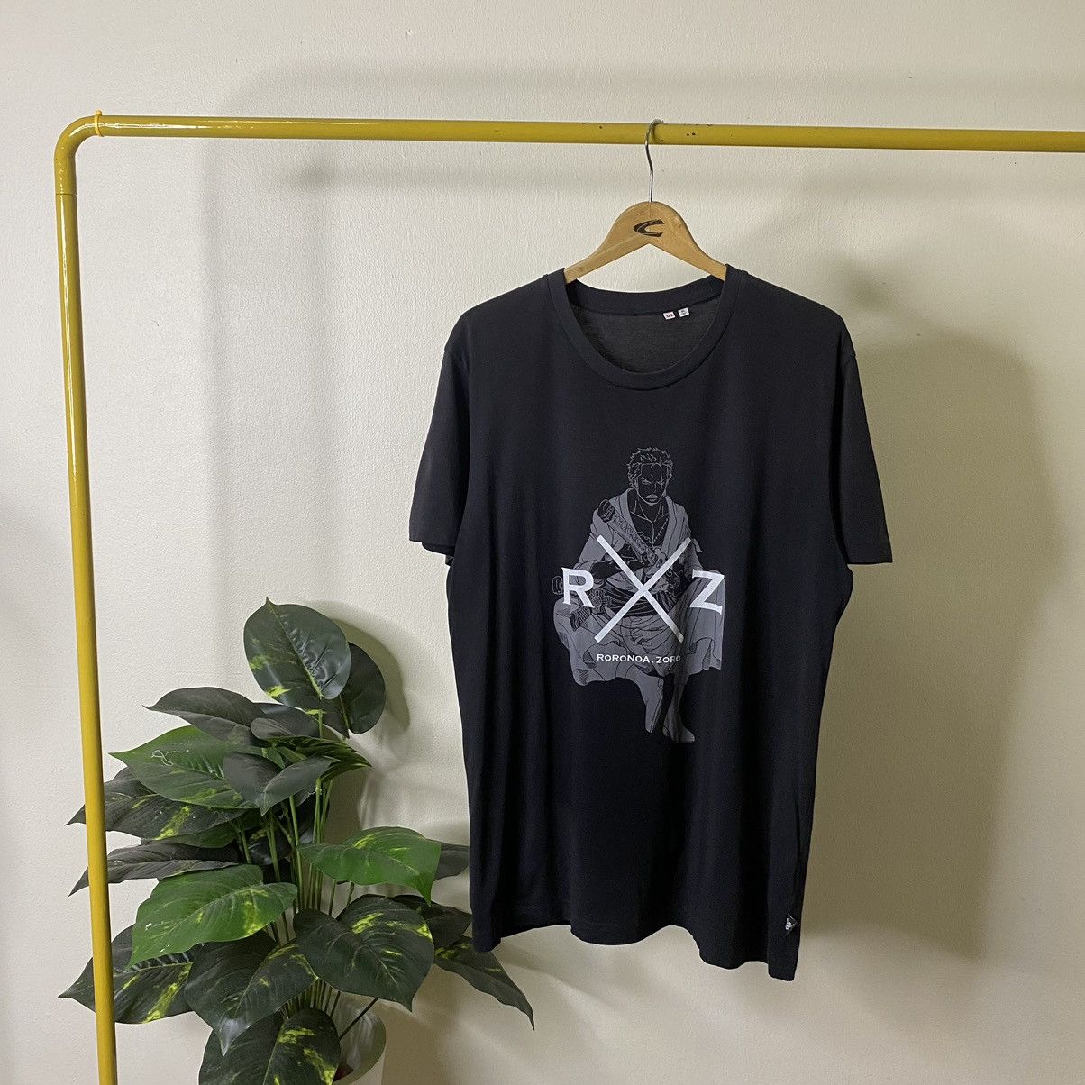 Anime × Japanese Brand × One Piece Uniqlo x Anime One Piece Roronoa Zoro Manga Series Tee Size US L / EU 52-54 / 3 - 1 Thumbnail