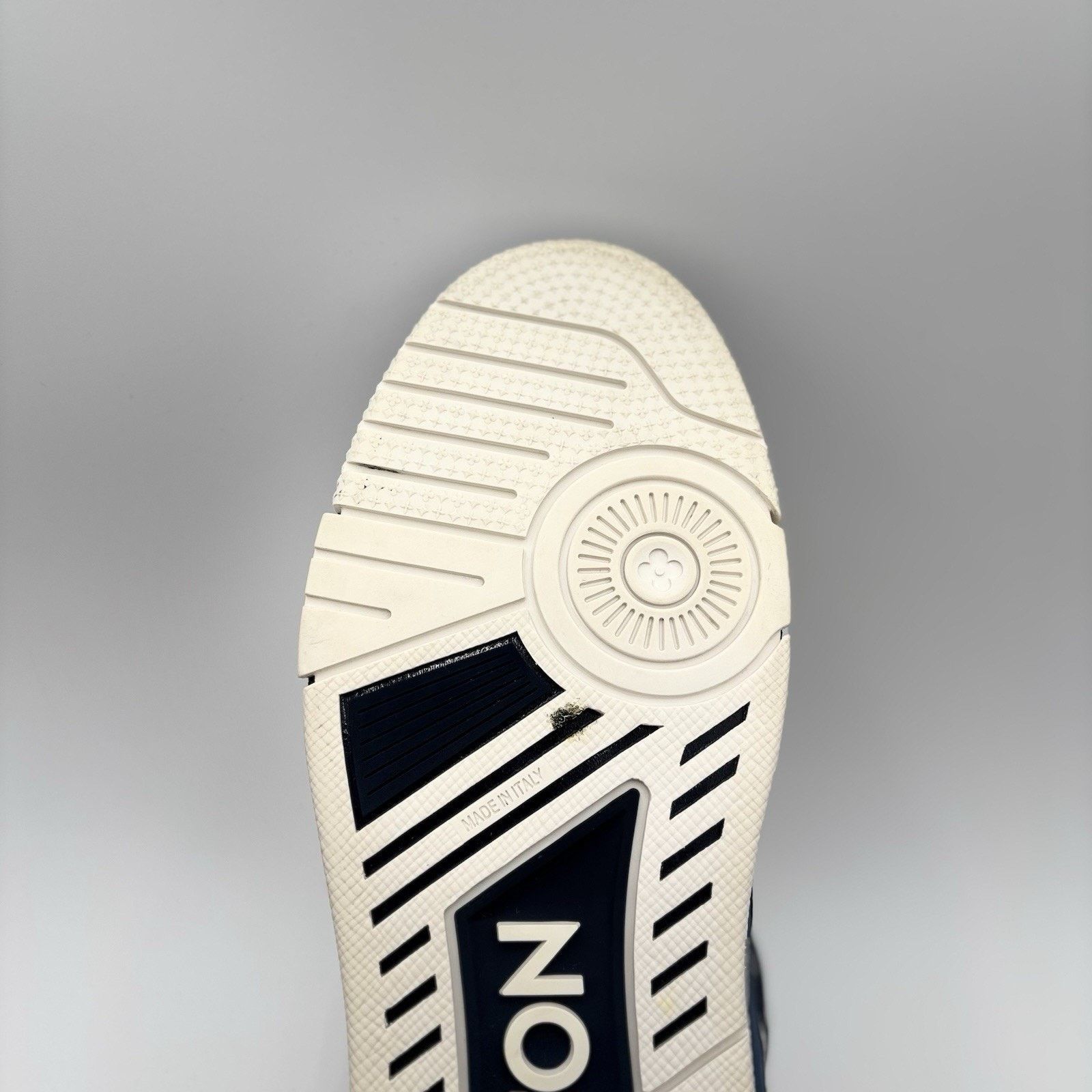 Louis Vuitton (7-7.5 US) Louis Vuitton Trainer ' White Navy '| GREAT COND! Size US 7.5 / EU 40-41 - 10 Thumbnail