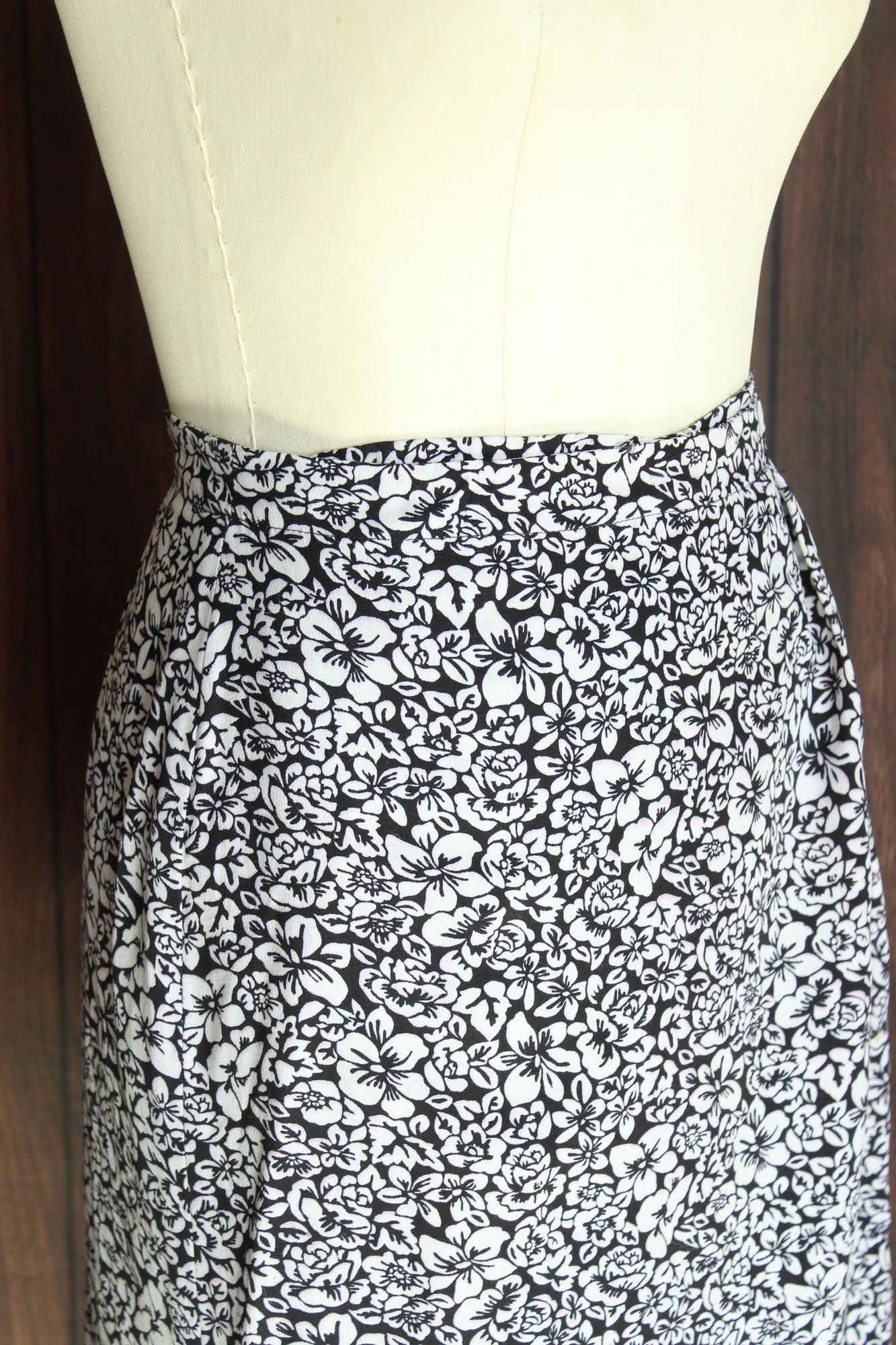 Vintage Vintage 1990s 2000s Wrap Skirt, Liz Claiborne Black and Whit Size 30" / US 8 / IT 44 - 5 Thumbnail