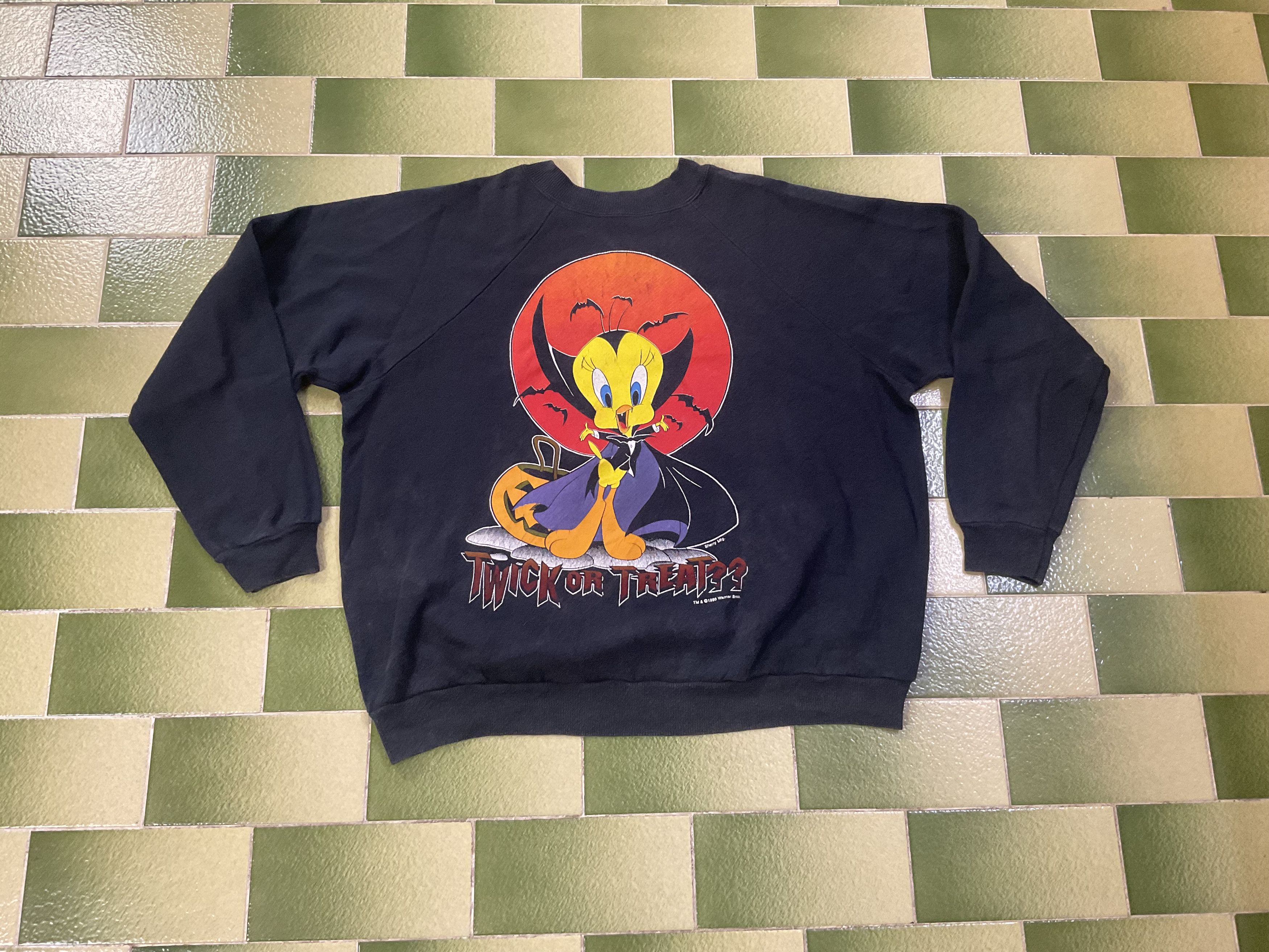 Disney Vintage 1995 Tweety Bird Twick or Treat Sweatshirt Size US L / EU 52-54 / 3 - 1 Thumbnail