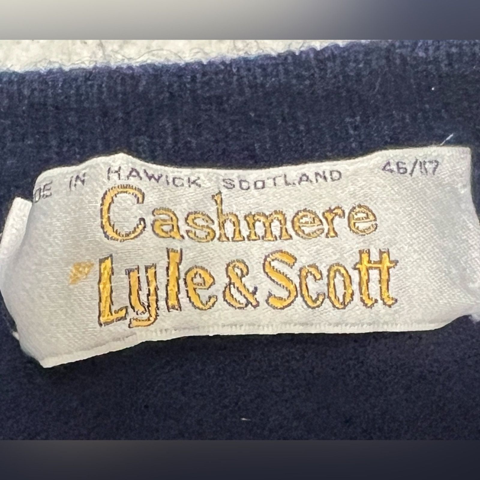 Lyle & Scott VINTAGE LYLE & SCOTT 100% Cashmere V-neck Sweater SCOTLAND Size US XL / EU 56 / 4 - 5 Thumbnail