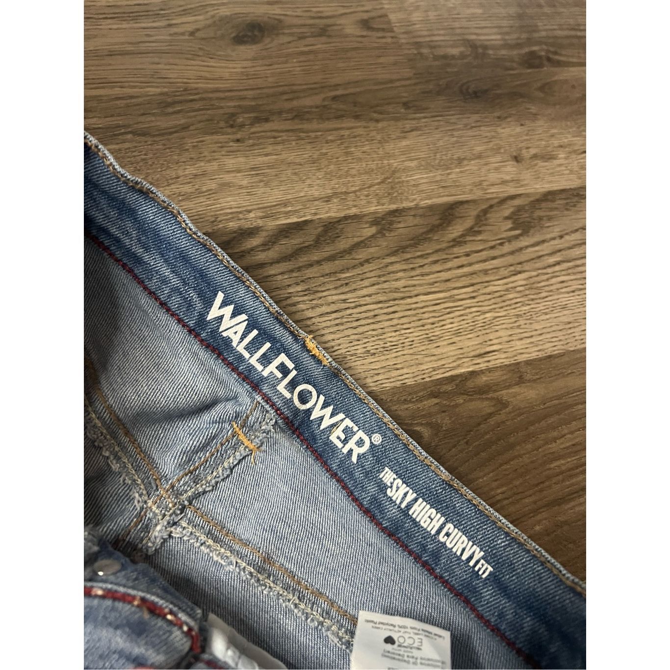Other Wallflower The Sky High Curvy Fit Denim Shorts Woman’s Size Size 28" / US 6 / IT 42 - 5 Thumbnail