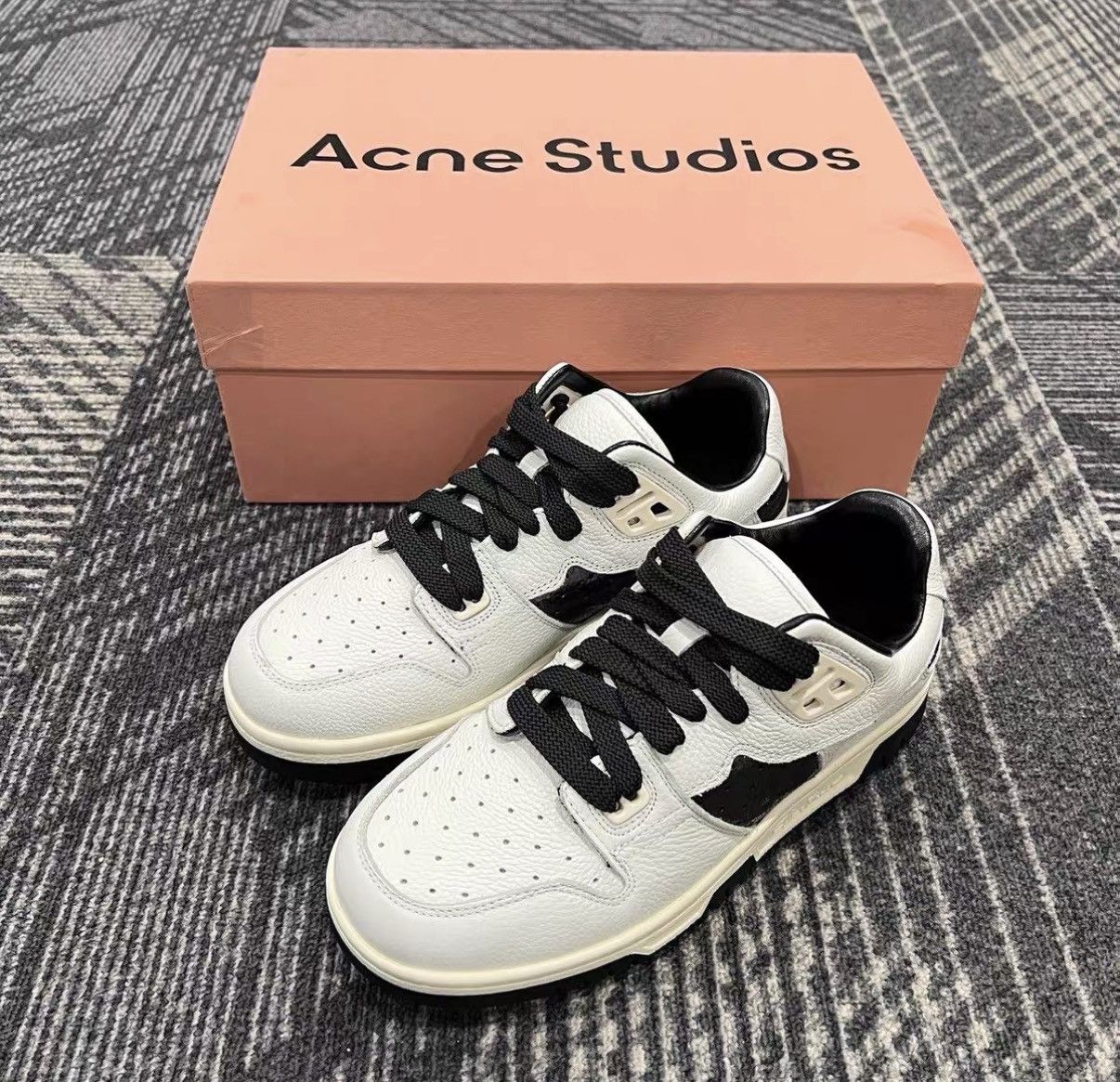 Acne Studios Acne Studios Black and White Panda Leather Sneakers J42 Size US 6 / IT 36 - 1 Thumbnail