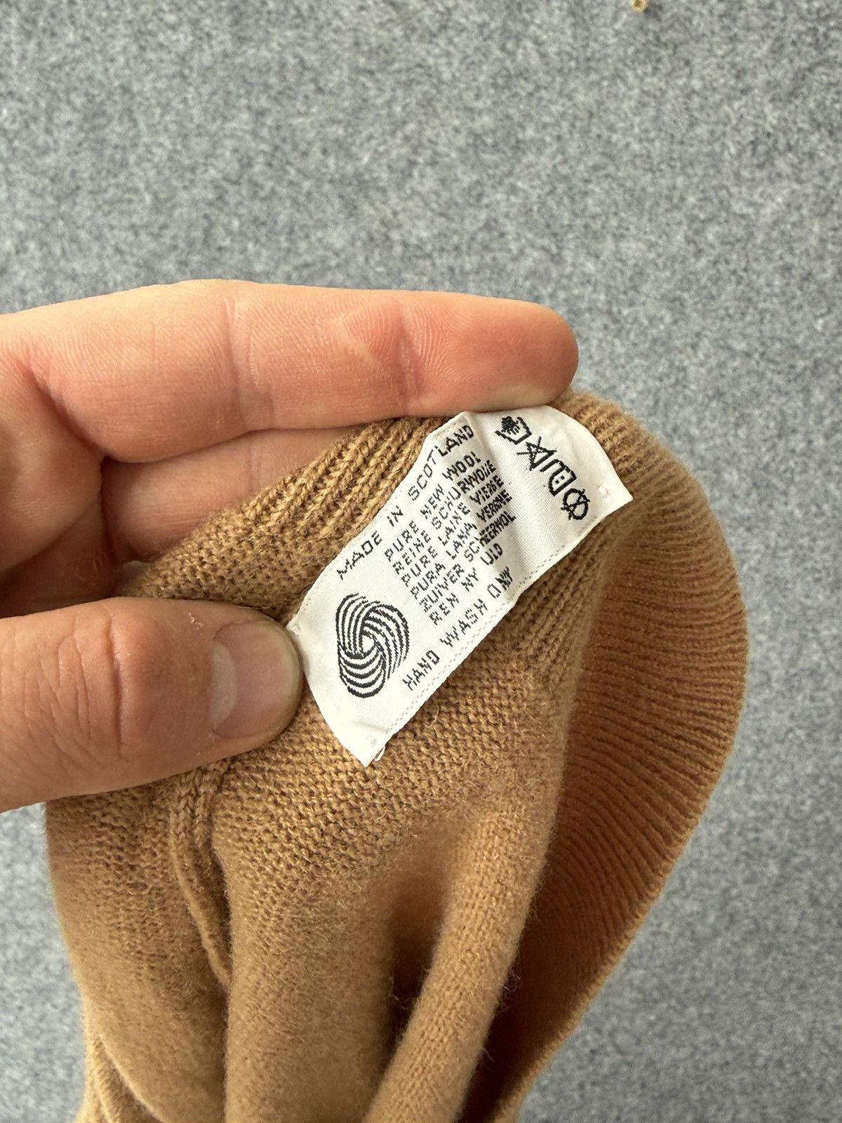 Barrie Barrie Lambswool Made in Scotland beige V-Neck Jumper Size US XL / EU 56 / 4 - 10 Thumbnail