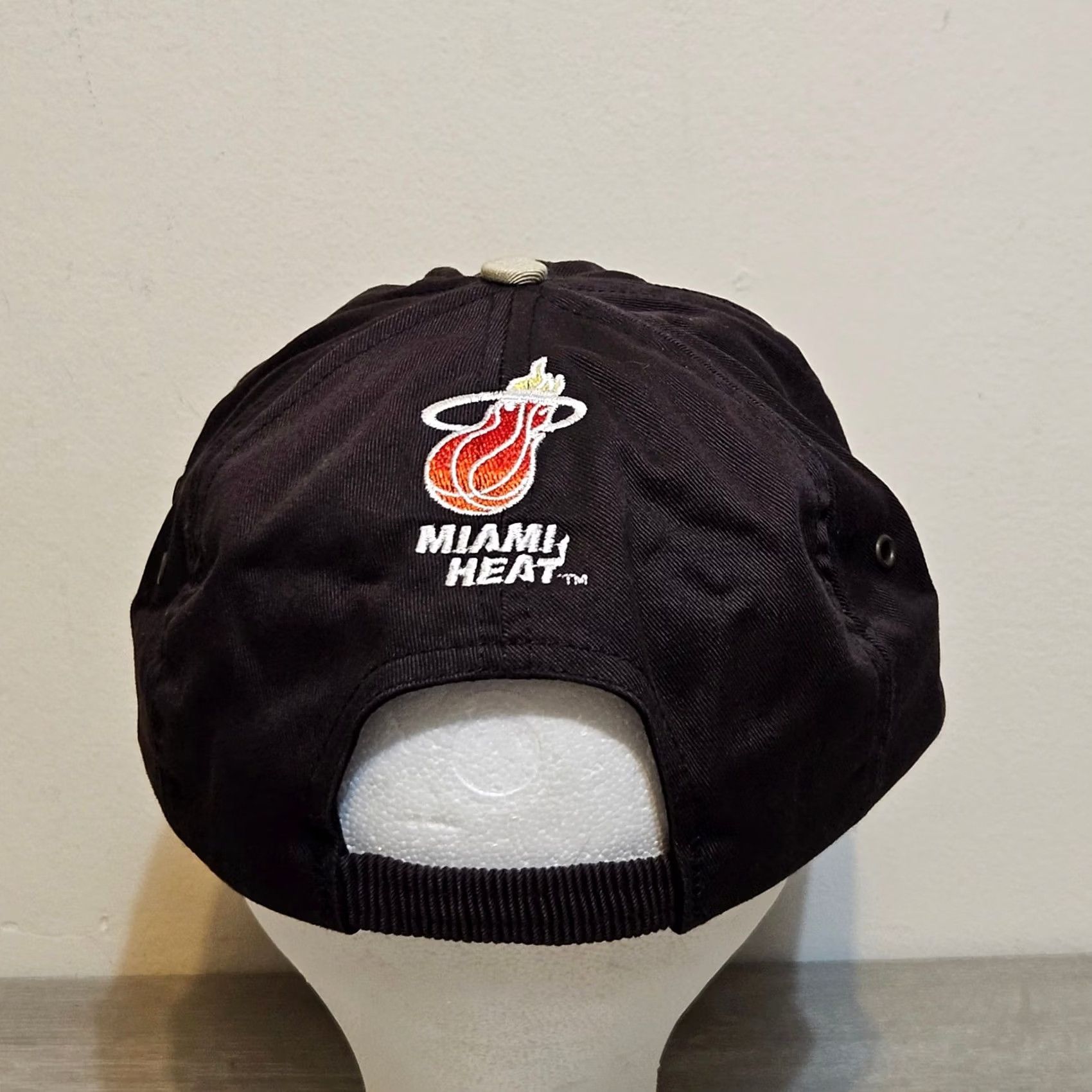 NBA VINTAGE Black 1994 NBA Playoffs Hat Miami Heat Elastic Back AJD Mens Size ONE SIZE - 4 Thumbnail