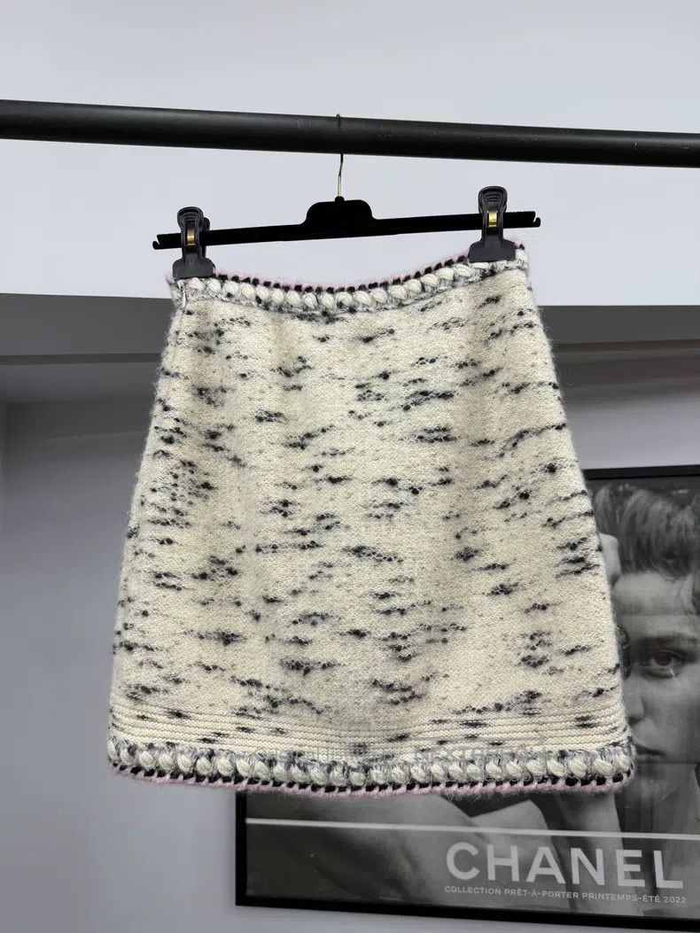 Chanel Chanel Castle Series Cashmere Knitted Skirt Size 24" / US 00 / IT 34 - 3 Thumbnail
