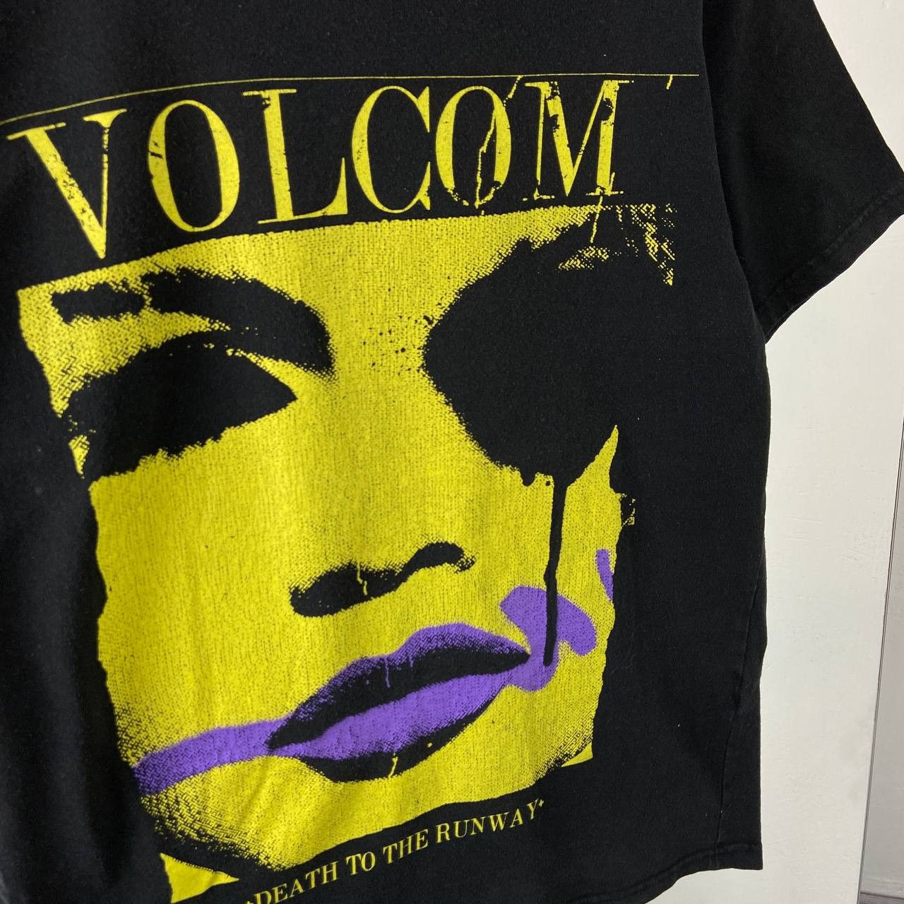 Volcom Vintage 90s Volcom Big Face Logo Skate Faded T-Shirt Size US M / EU 48-50 / 2 - 3 Thumbnail
