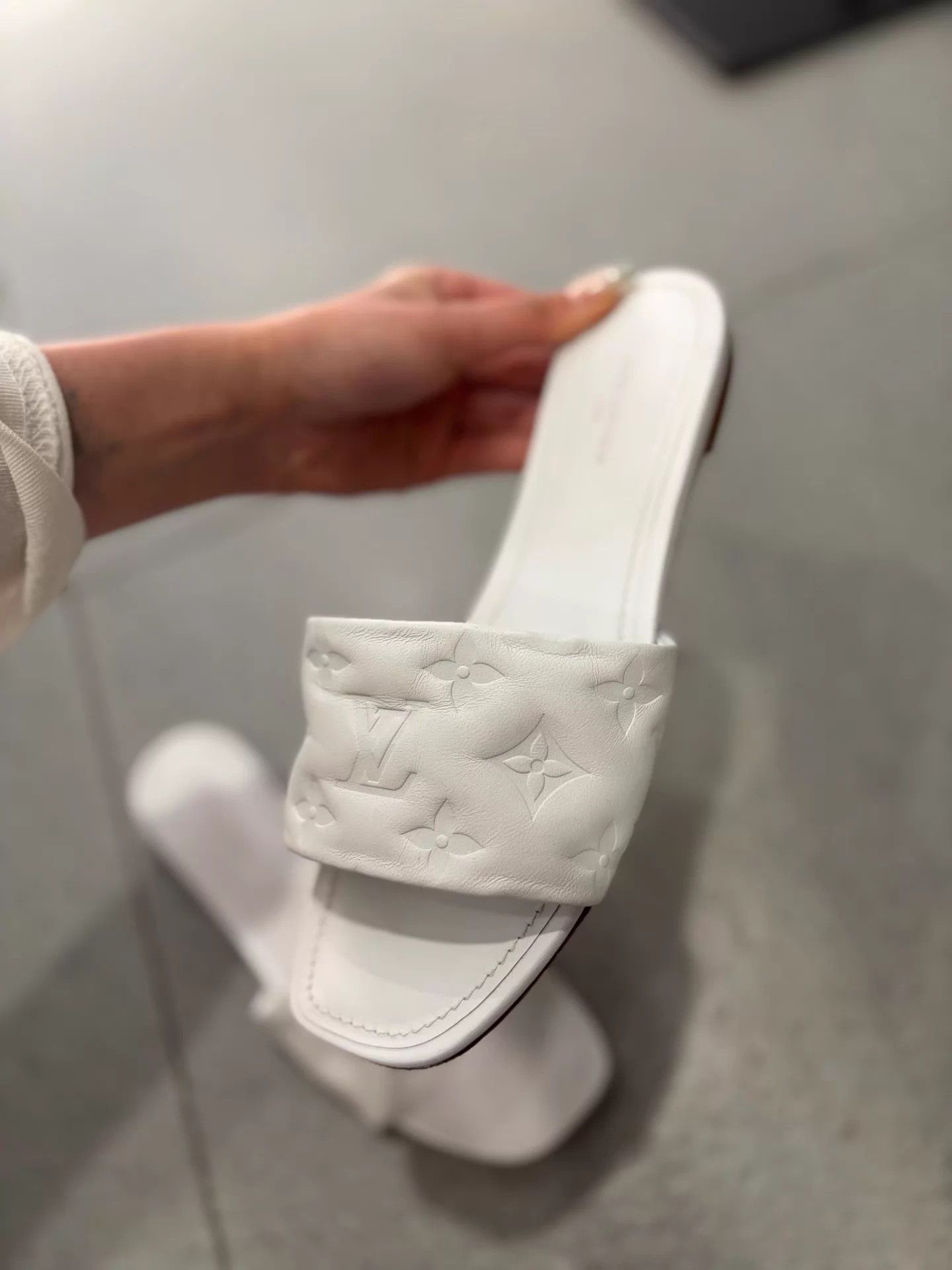 Louis Vuitton LV White Lambskin Full Logo Slides 99 New EU38 Size US 7.5 / IT 37.5 - 2 Thumbnail