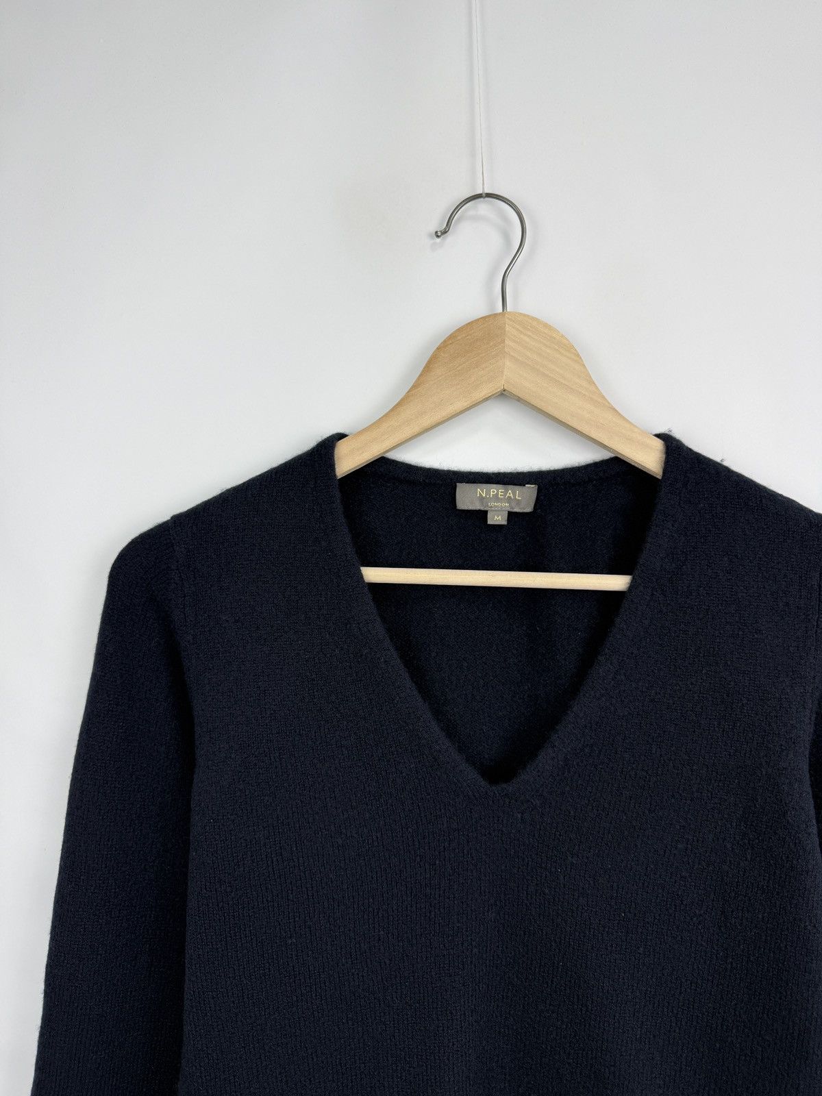 N.Peal 🇬🇧 N.Peal London 100% Cashmere Navy V Neck Sweater Rare Size M / US 6-8 / IT 42-44 - 3 Thumbnail