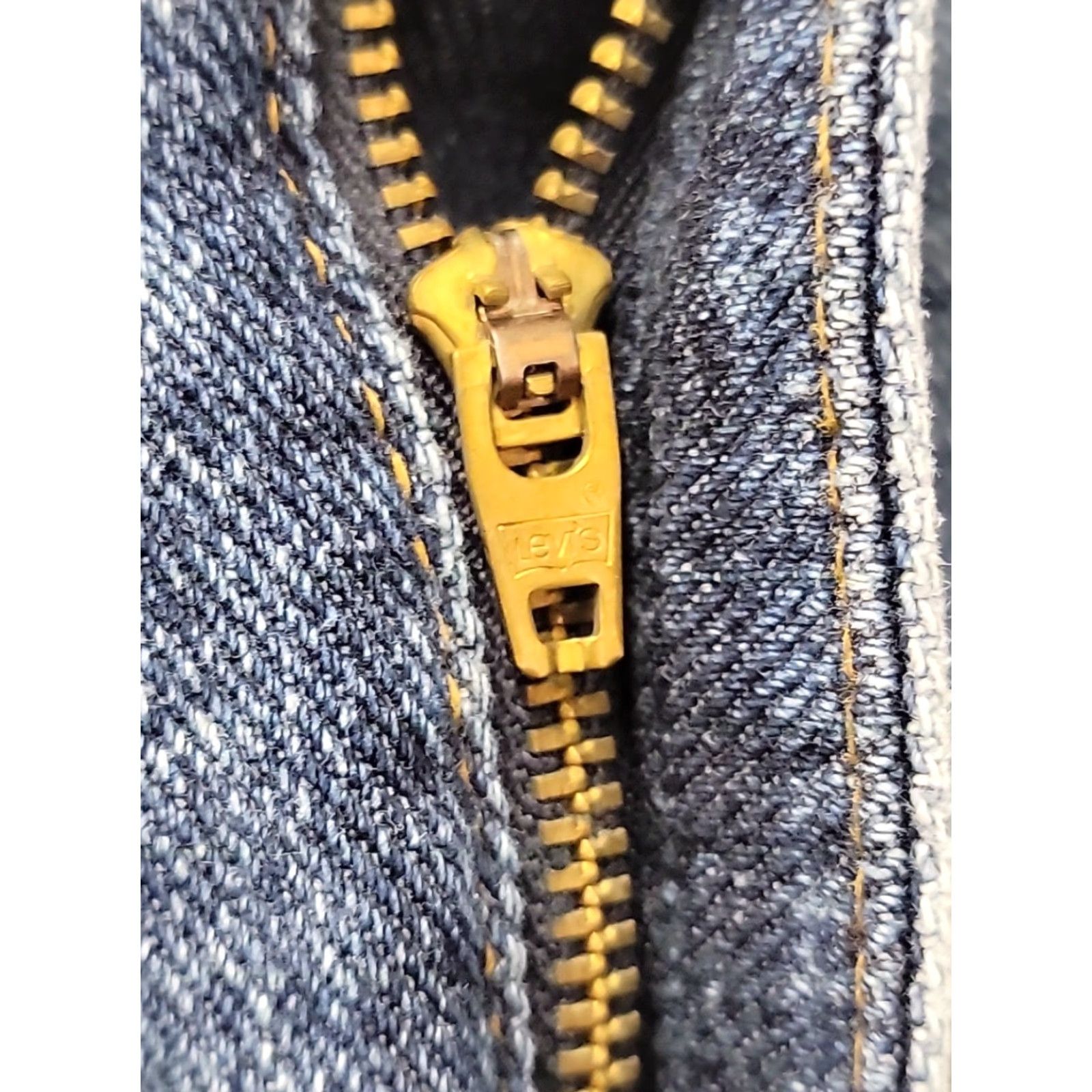 Levi's VINTAGE Levi's 550 Jeans Mens Relaxed Fit Blue Denim 38x32 5-Pocket Design Distressed Size US 38 / EU 54 - 2 Thumbnail