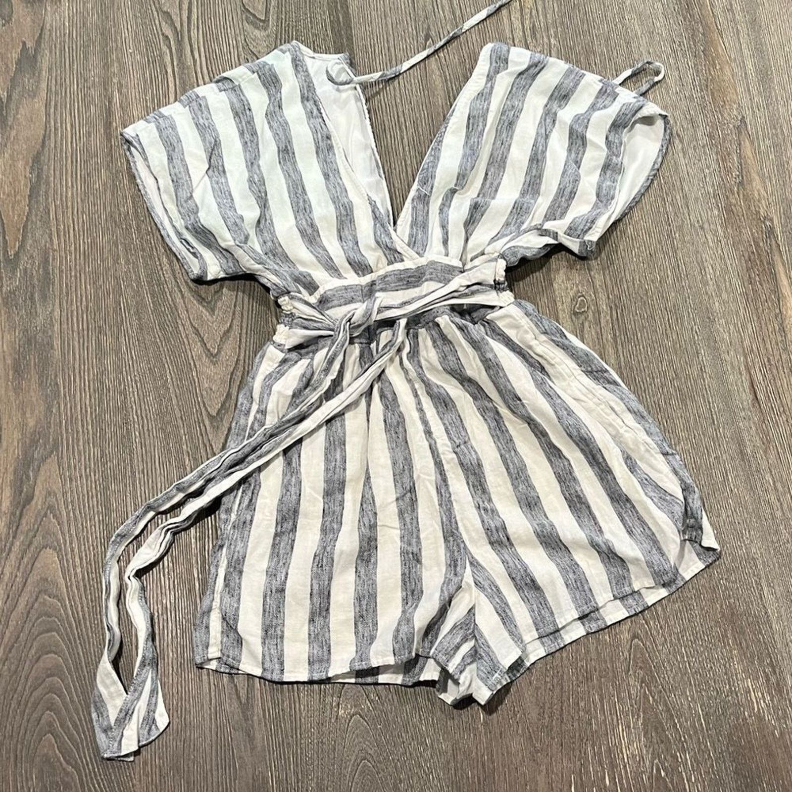 American Eagle Outfitters American Eagle Striped Romper Cap Sleeve Tie Waist V-Neck Size 25" / US 0 / IT 36 - 1 Thumbnail