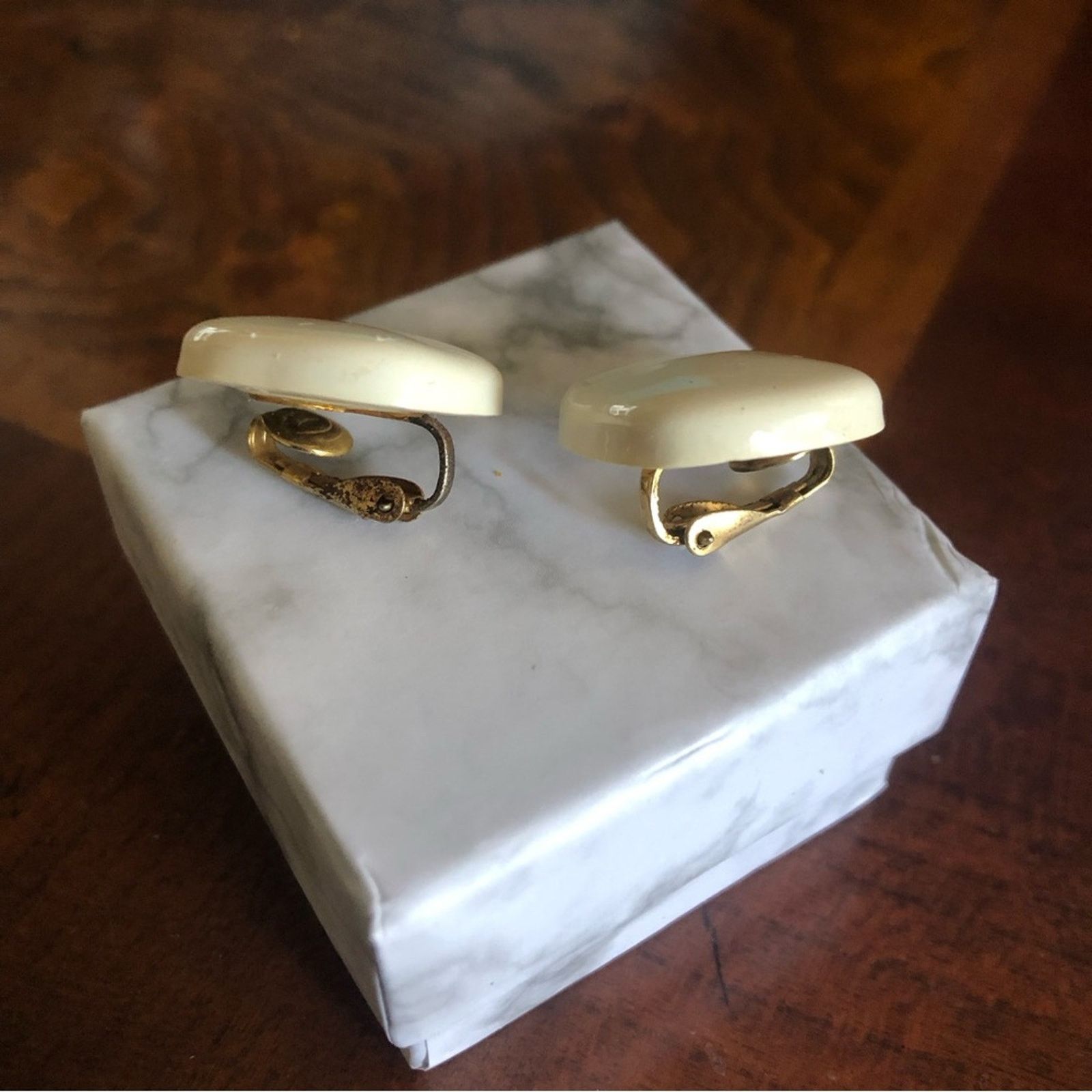 Vintage Vintage 80s cream tone resin clip on earrings Size ONE SIZE - 3 Thumbnail