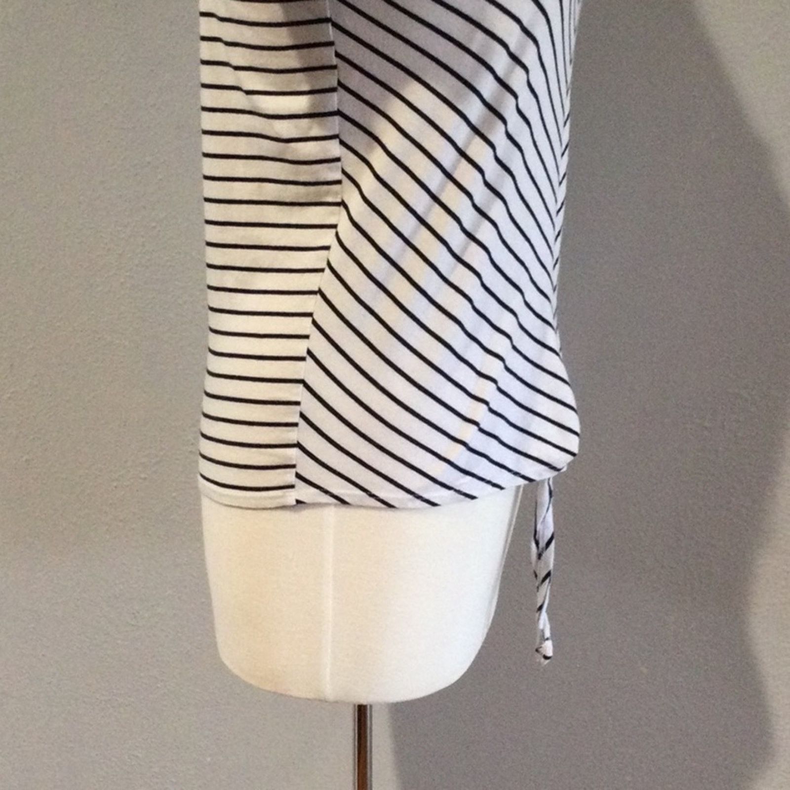 Jones New York Jones New York Signature Black/White Stripe V-neck Top Sz S Size S / US 4 / IT 40 - 7 Thumbnail