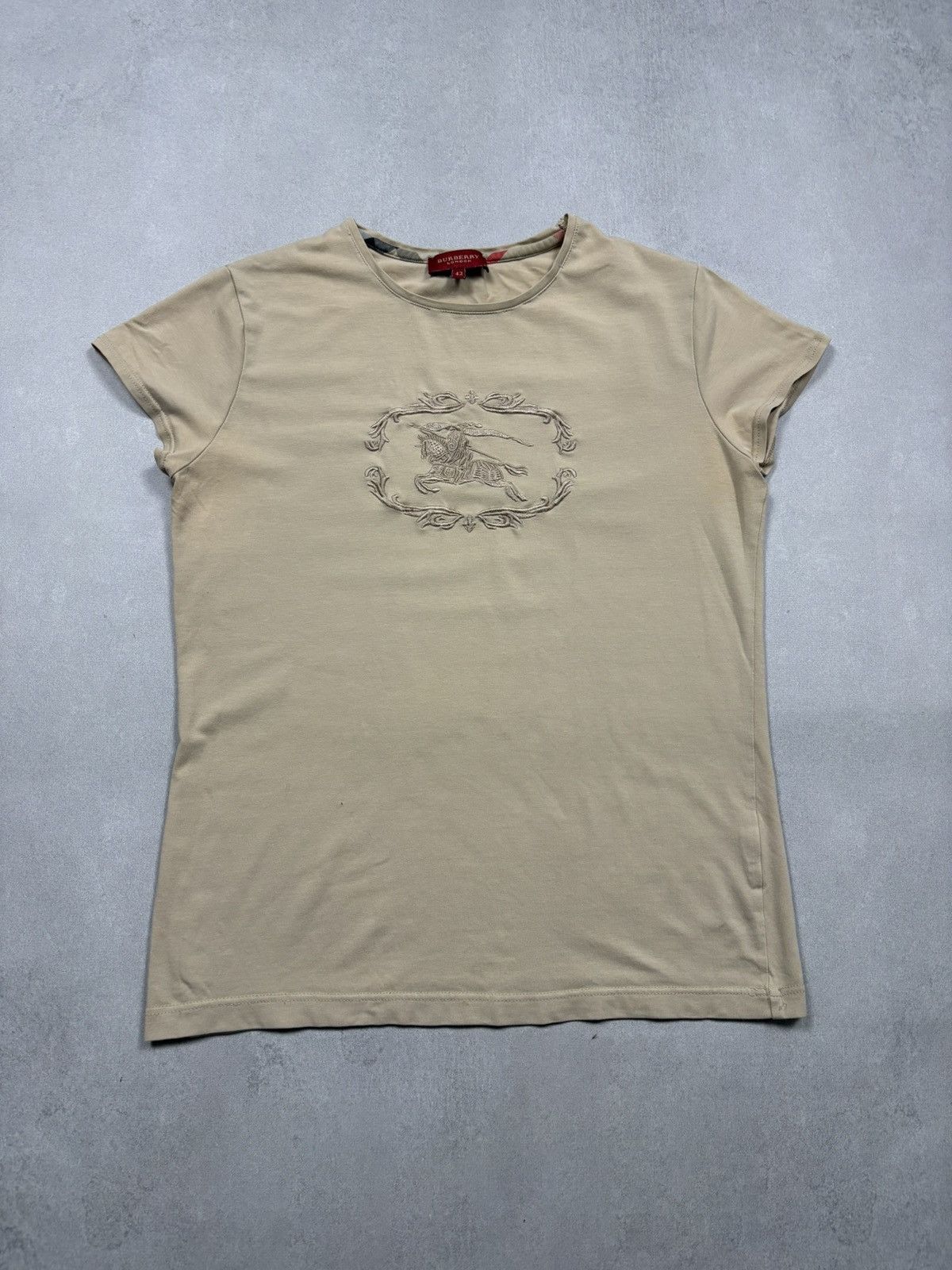 Burberry Burberry Knight Crest Beige Embroidered Tee Y2K Archival 00s Size M / US 6-8 / IT 42-44 - 1 Thumbnail