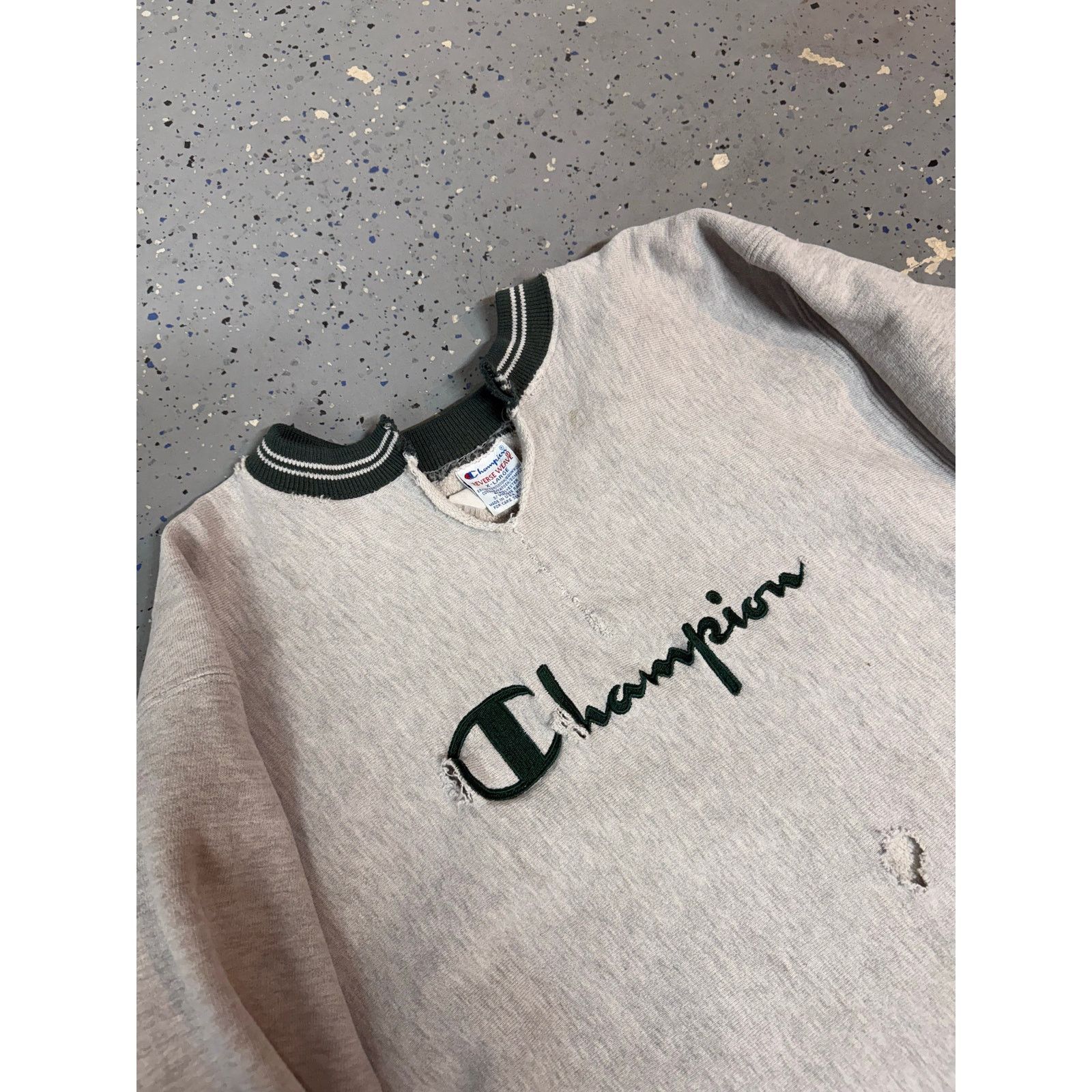 Champion distressed 90s champion reverse weave sweatshirt Size US XL / EU 56 / 4 - 4 Thumbnail