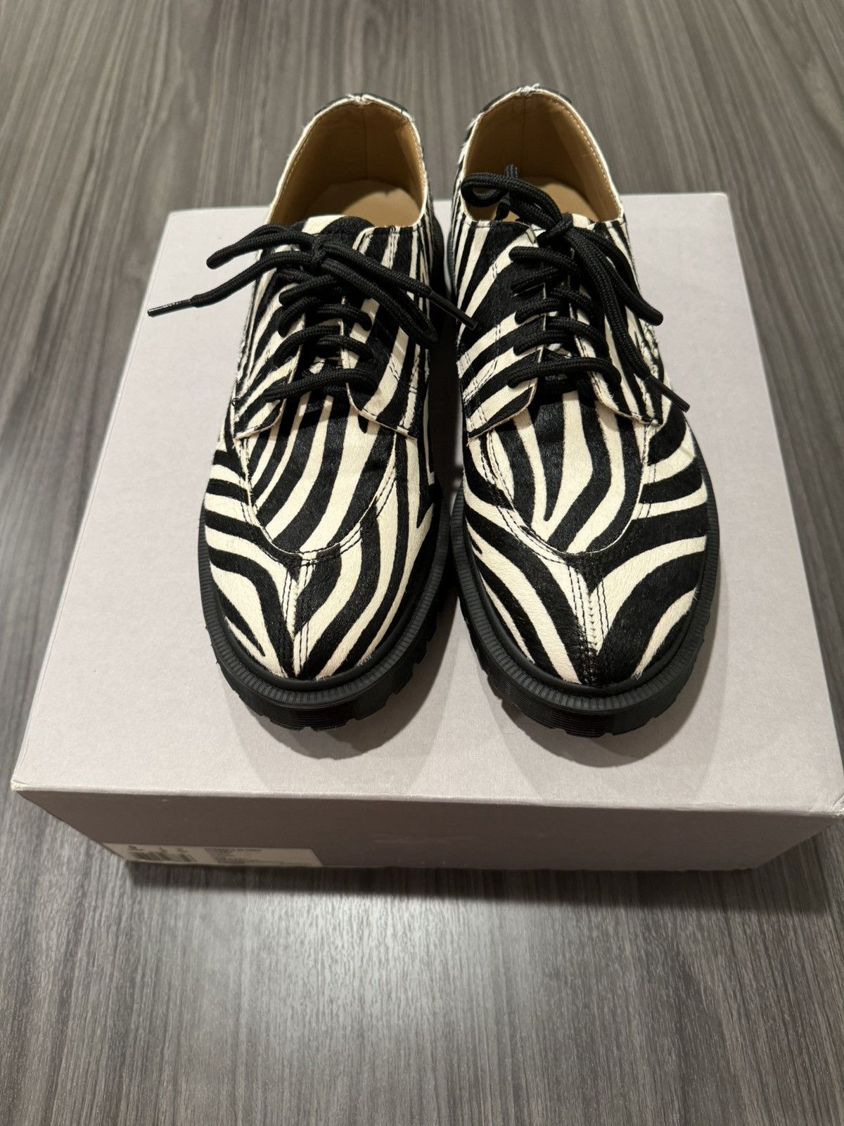 SUPREME® 2046 ZEBRA OXFORD SHOES
$400 2046 Supreme HO x Dr. Martens Split Toe 5-Eye Zebra Black  main image 3