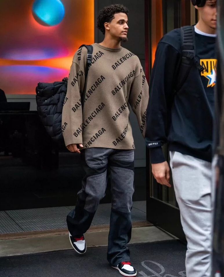 Other Balenciaga Brown logo monogrammed full-print wool crewneck Size US XS / EU 42 / 0 - 9 Thumbnail