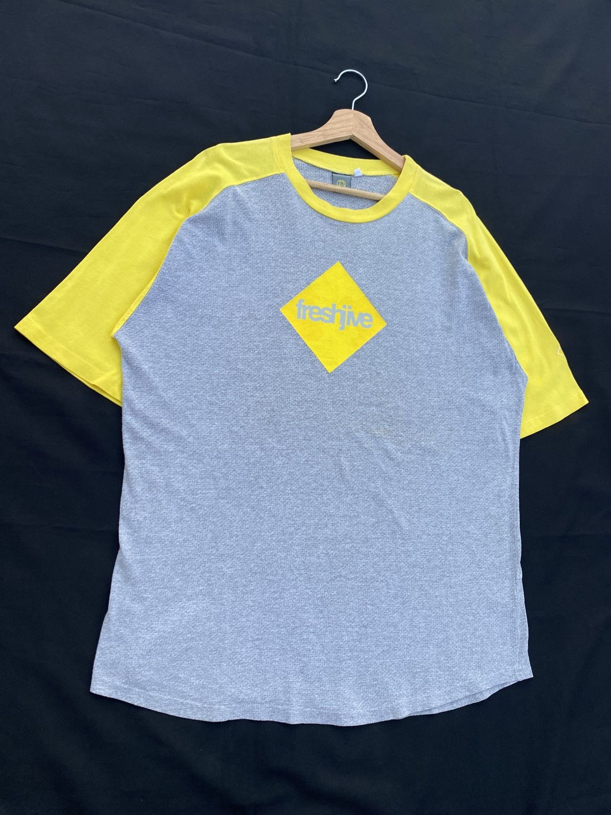 Freshjive Rare Vintage 90s Freshjive Centre Logo Tshirt Size US L / EU 52-54 / 3 - 3 Thumbnail