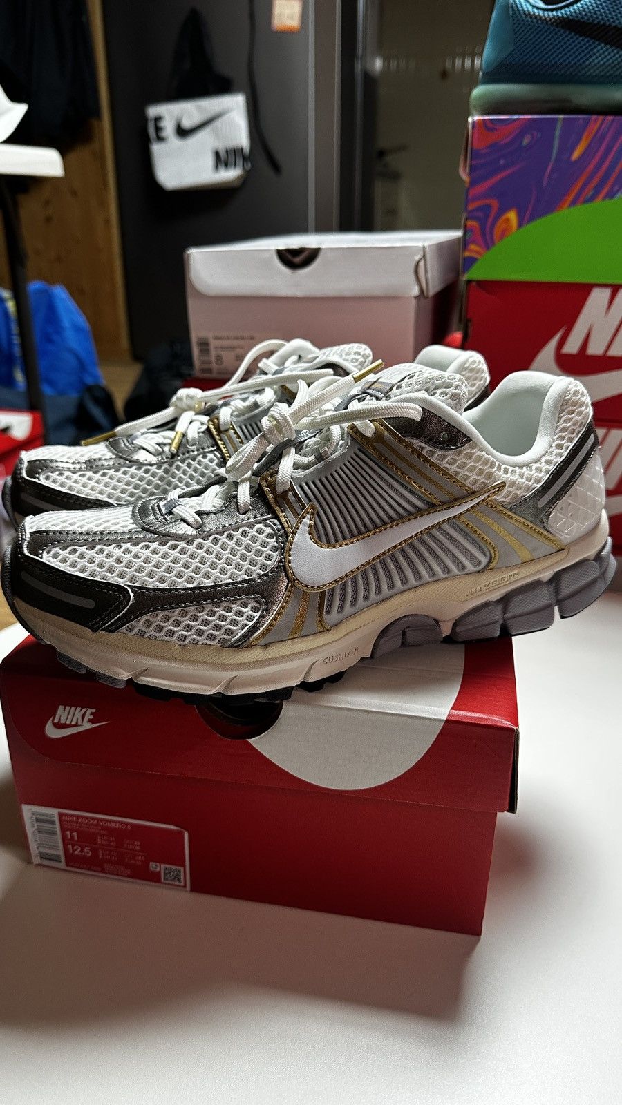 Nike NEW Vomero 5 Metallic Pewter Gold SZ 11 US Men/ 12.5 US Wmn Size US 11 / EU 44 - 1 Thumbnail