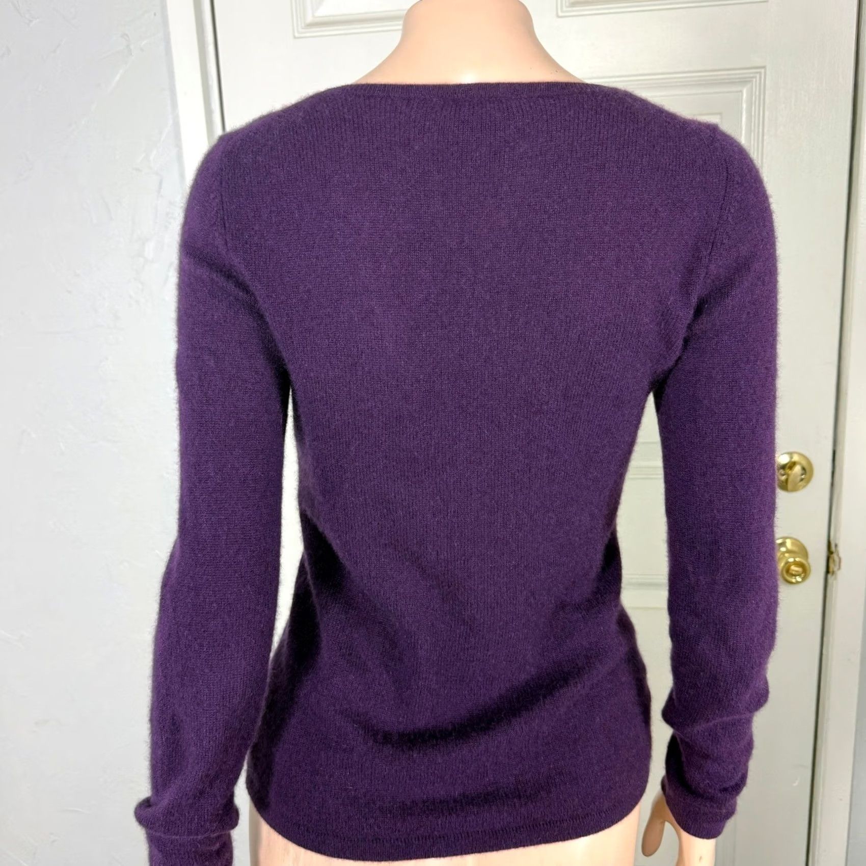 Ann Taylor Ann Taylor Women's Sweater Purple L/S V-Neck Cashmere XSP Petite Pullover Size XS / US 0-2 / IT 36-38 - 3 Thumbnail