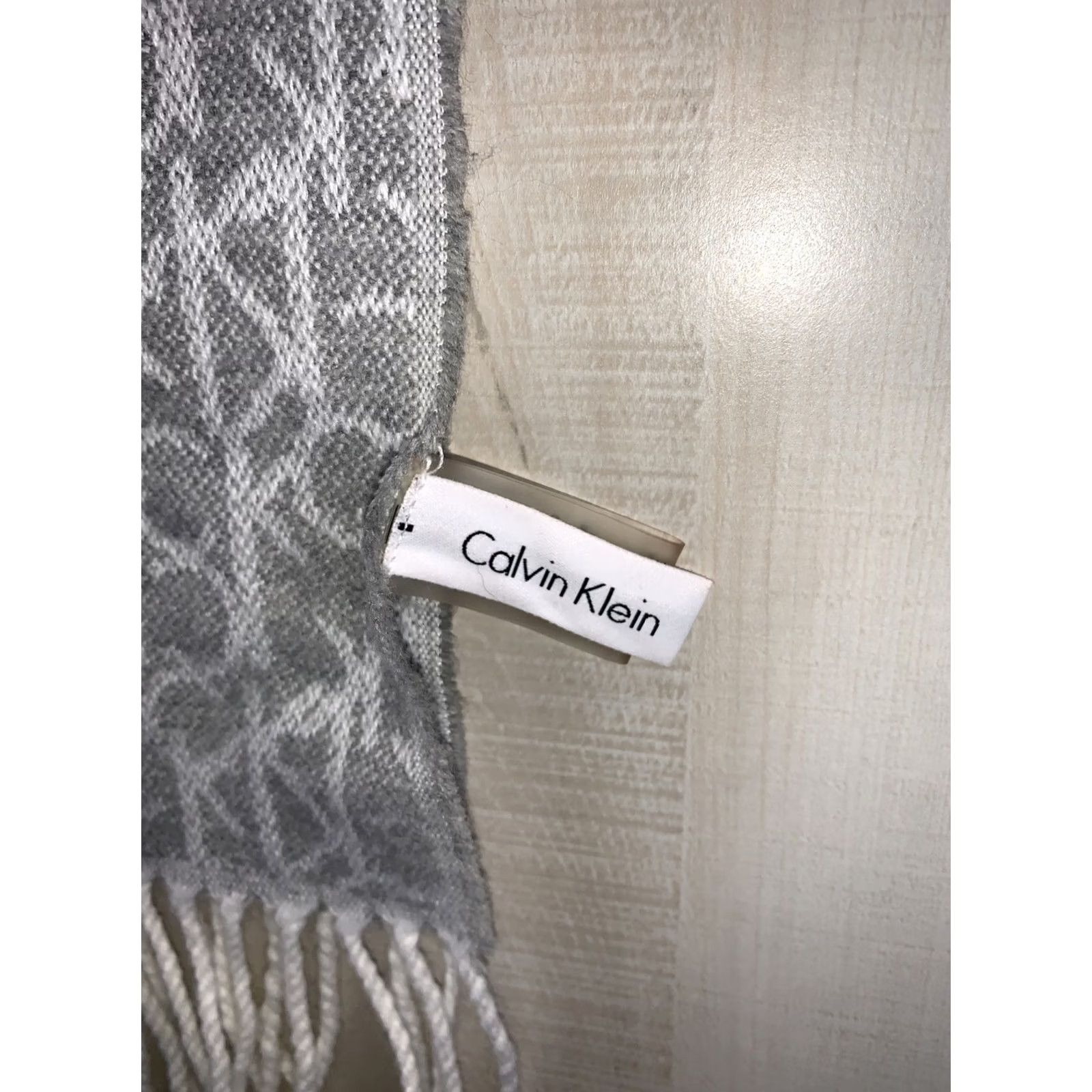 Calvin Klein VINTAGE Calvin Klein Gray White Knit Rectangular Fringed CK Logo Womens Scarf-5241 Size ONE SIZE - 3 Thumbnail