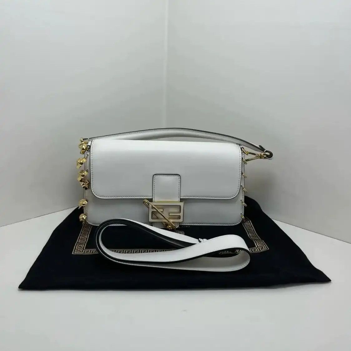 Fendi FENDI Baguette white cowhide leather baguette bag shoulder bag gold hardware det Size ONE SIZE - 1 Thumbnail
