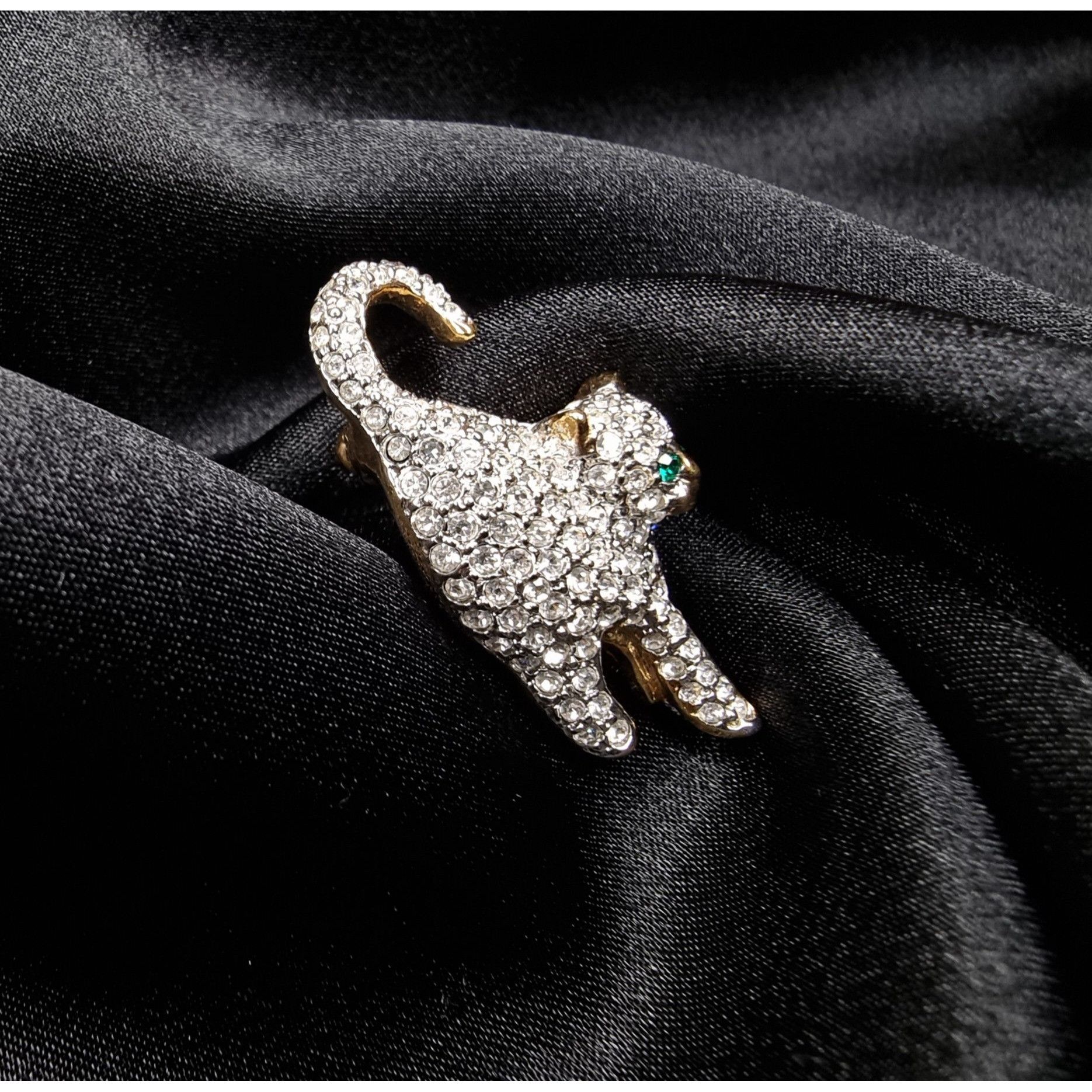 Vintage Vintage 1990s Cat Brooch With Rhinestones & Emerald Green Ey Size ONE SIZE - 2 Thumbnail