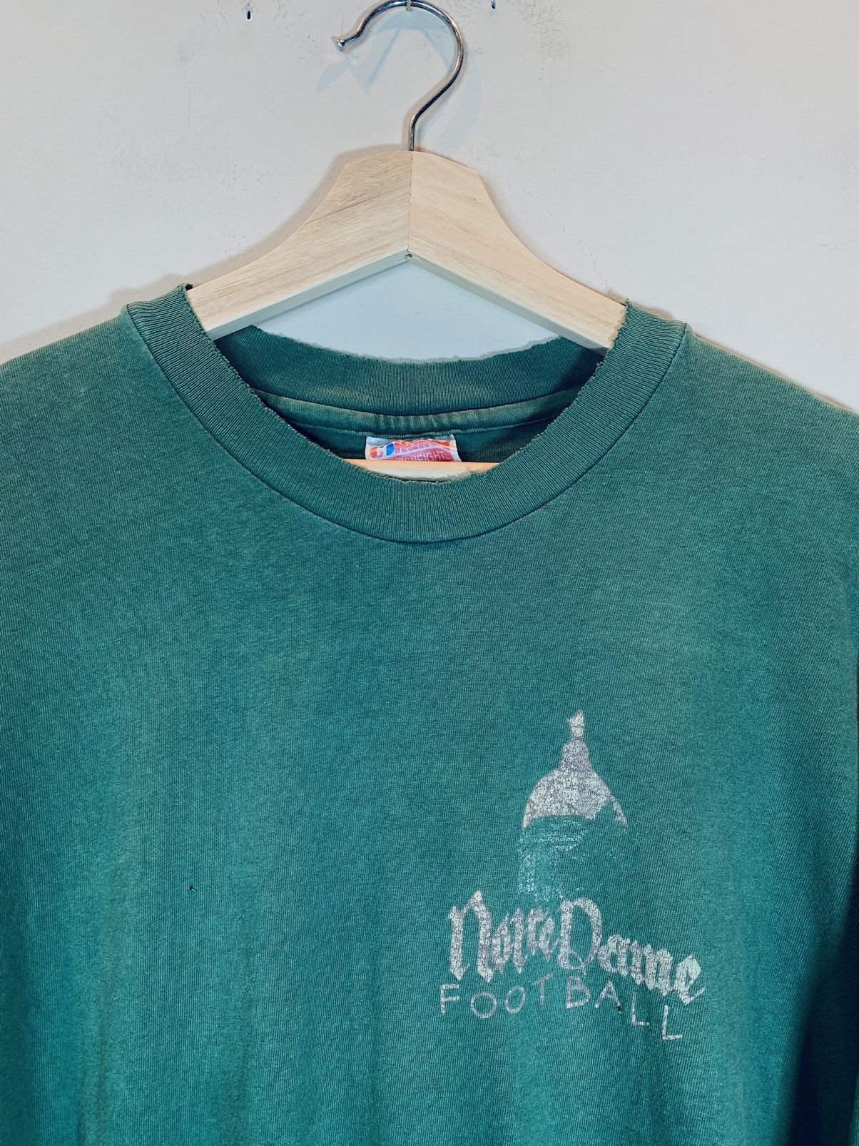 Vintage *RARE* Vintage Notre Dame Football Faded Single Stitch Shirt Size US XL / EU 56 / 4 - 5 Thumbnail