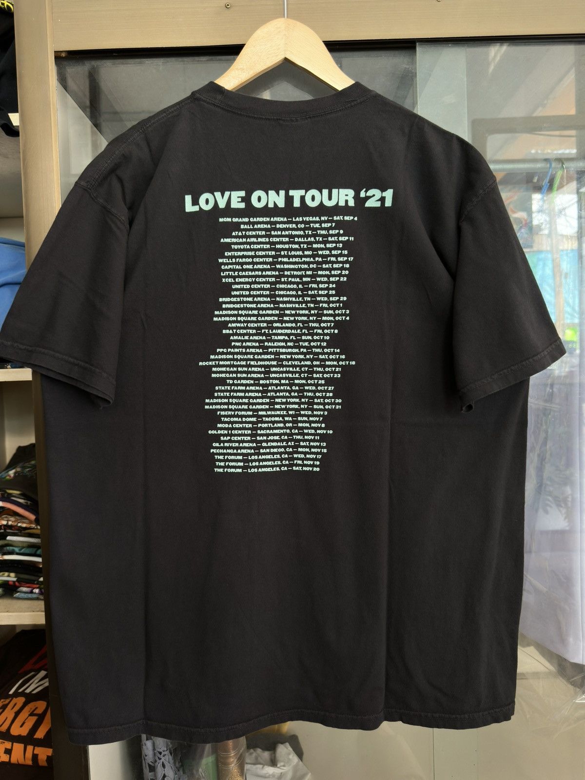 Band Tees One Direction Harry Styles 2021 Tour Tee Size US XL / EU 56 / 4 - 4 Thumbnail