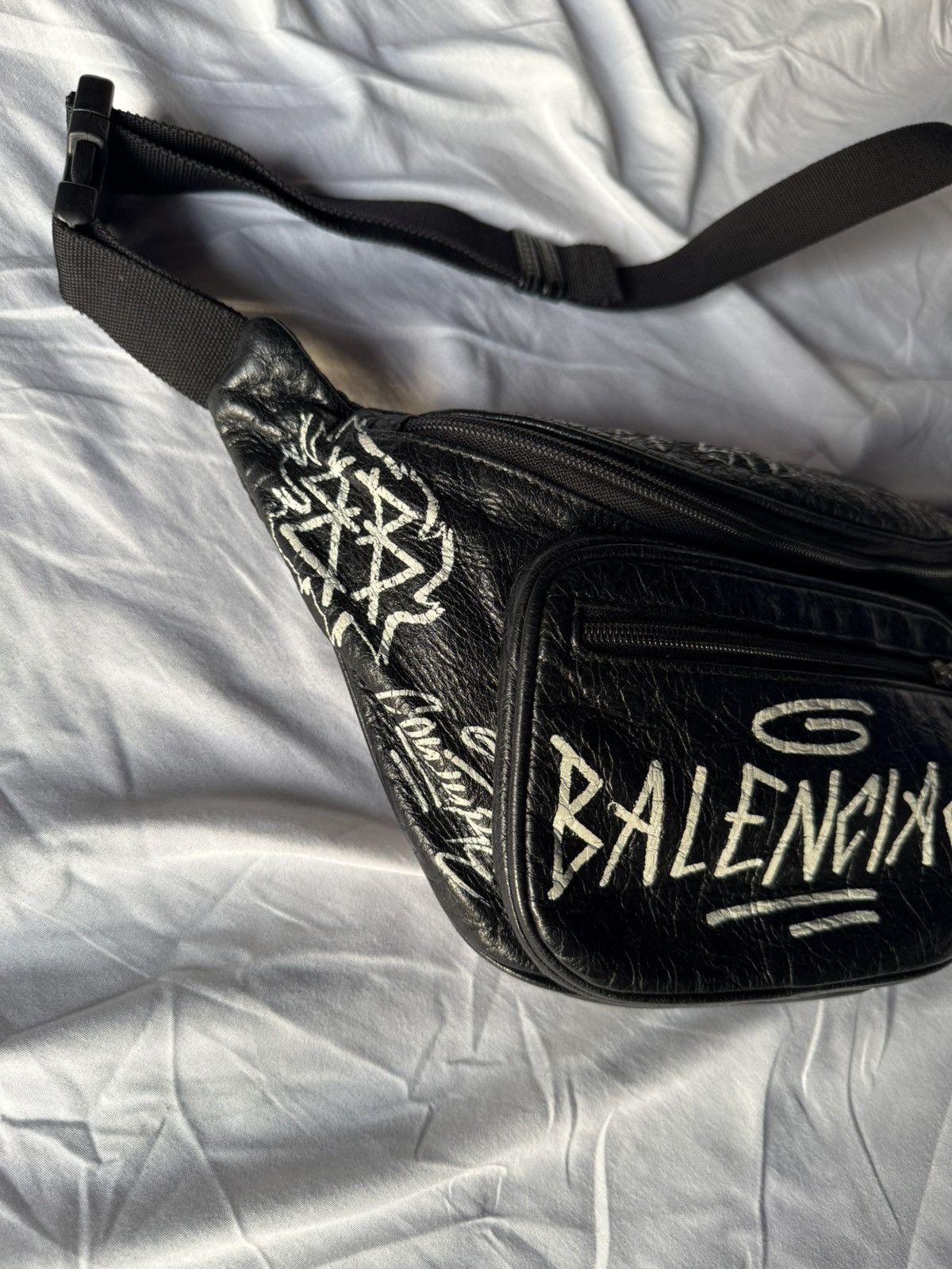 Balenciaga Balenciaga Black Graffiti Explorer Belt Bag Size ONE SIZE - 12 Thumbnail