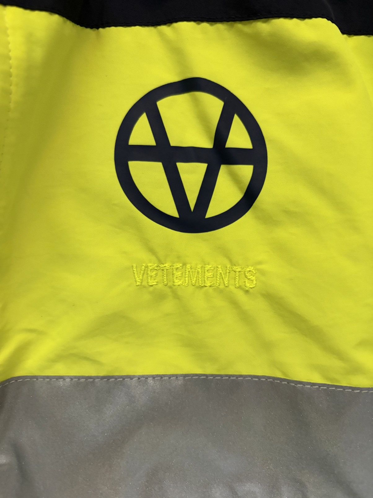 Vetements Vetements F/W19 Hi-Vis Anarchy Reflective Parka Size US XXL / EU 58 / 5 - 6 Thumbnail
