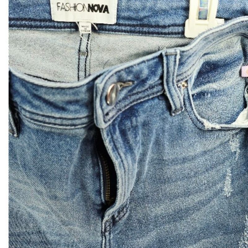Other Fashion Nova Distressed Denim Jean Shorts Light Wash Size 9 Size 30" / US 8 / IT 44 - 3 Thumbnail