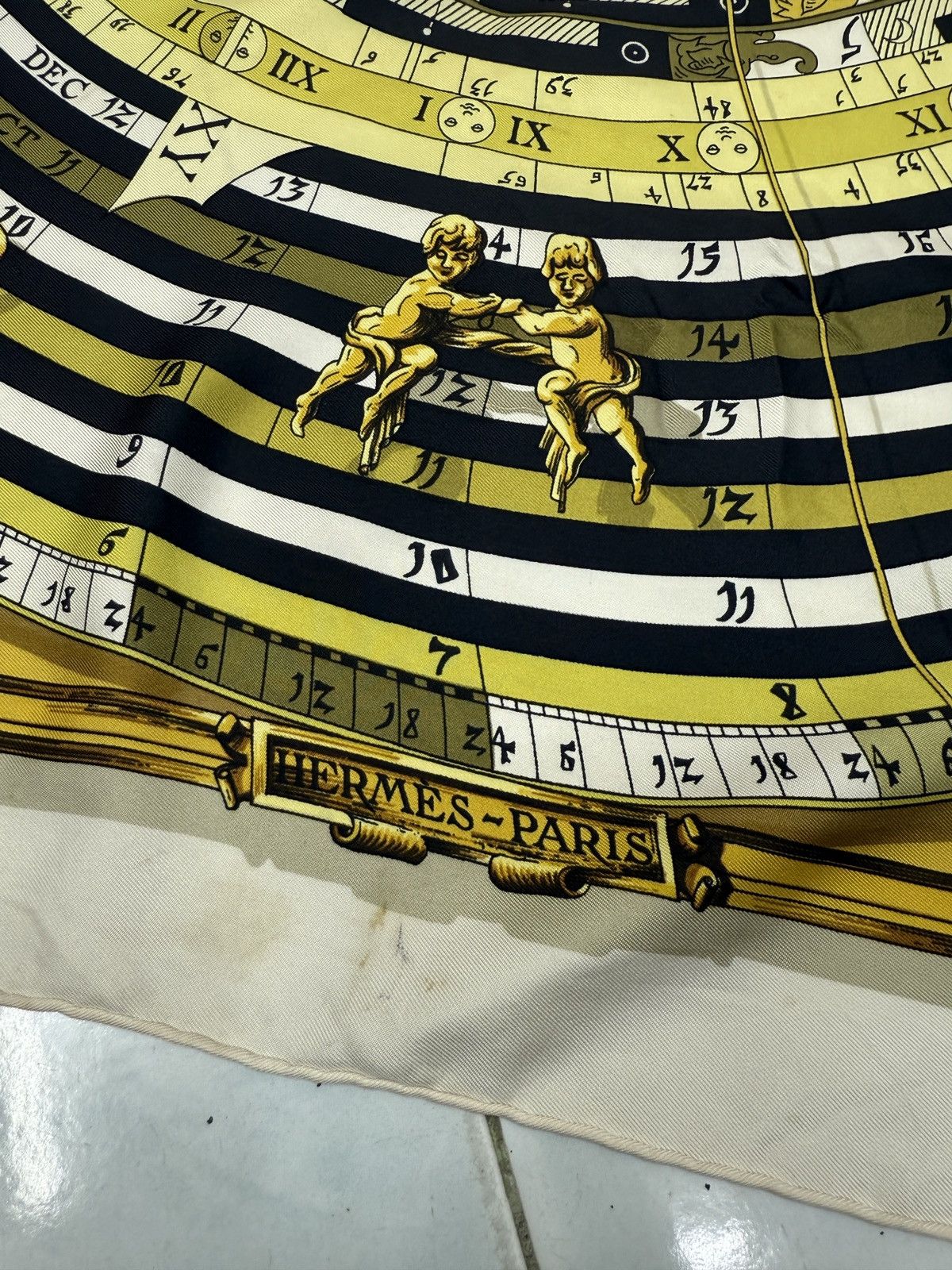Hermes 🔥🔥🔥AUNTHENTIC VINTAGE HERMES DIES AT HORES SILK SCARF Size ONE SIZE - 13 Thumbnail