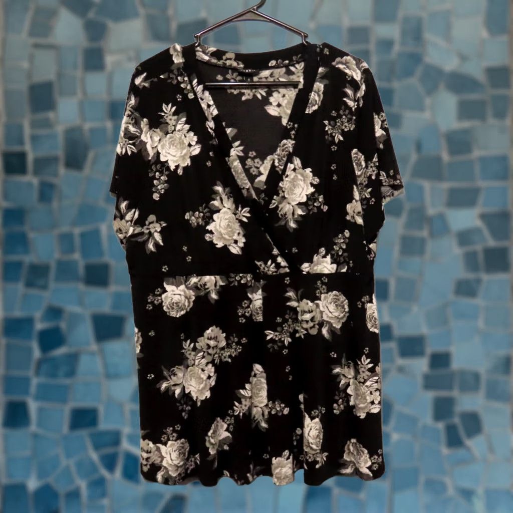 Torrid Torrid Blouse Knit Crepe Wrap Peplum Top Black Floral 4XL Womens Short Sleeve V-Neck Pullover Plus Size Size XXL / US 16-18 / IT 52-54 - 1 Thumbnail