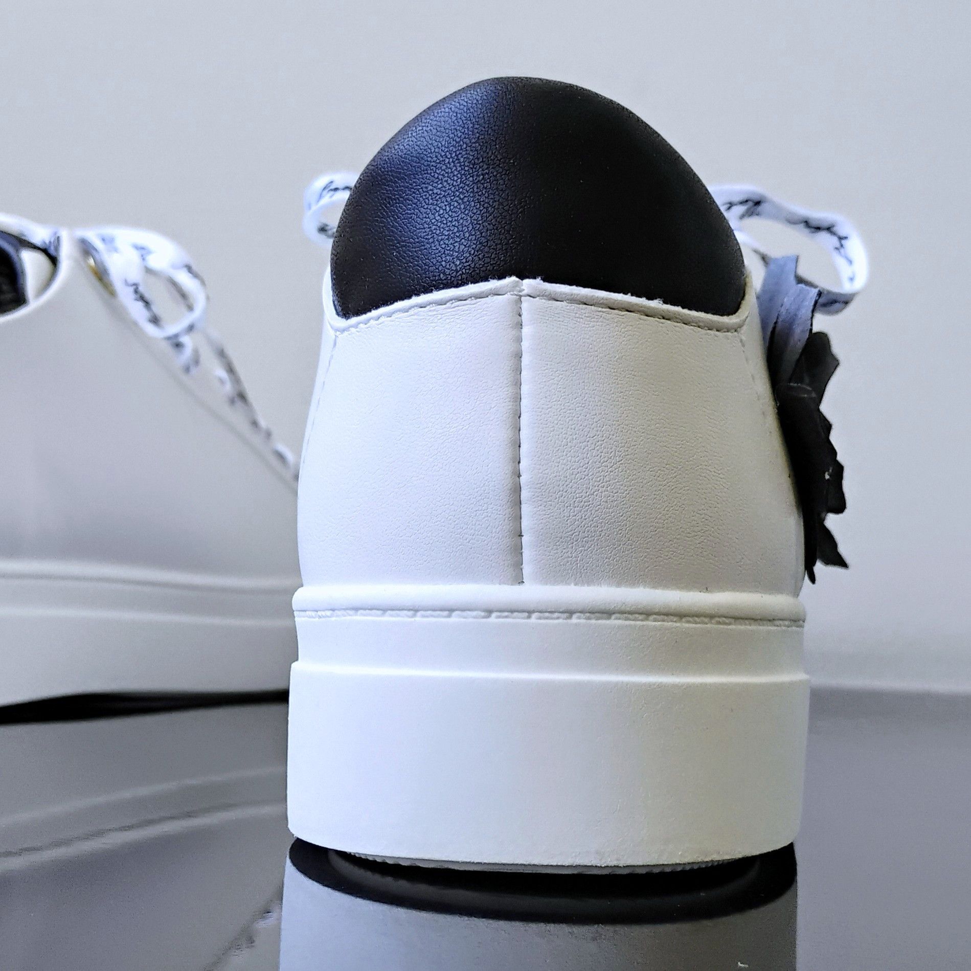 Karl Lagerfeld Karl Lagerfeld Paris Women's Flower Sneaker in Black/White Size US 9.5 / IT 39.5 - 8 Thumbnail