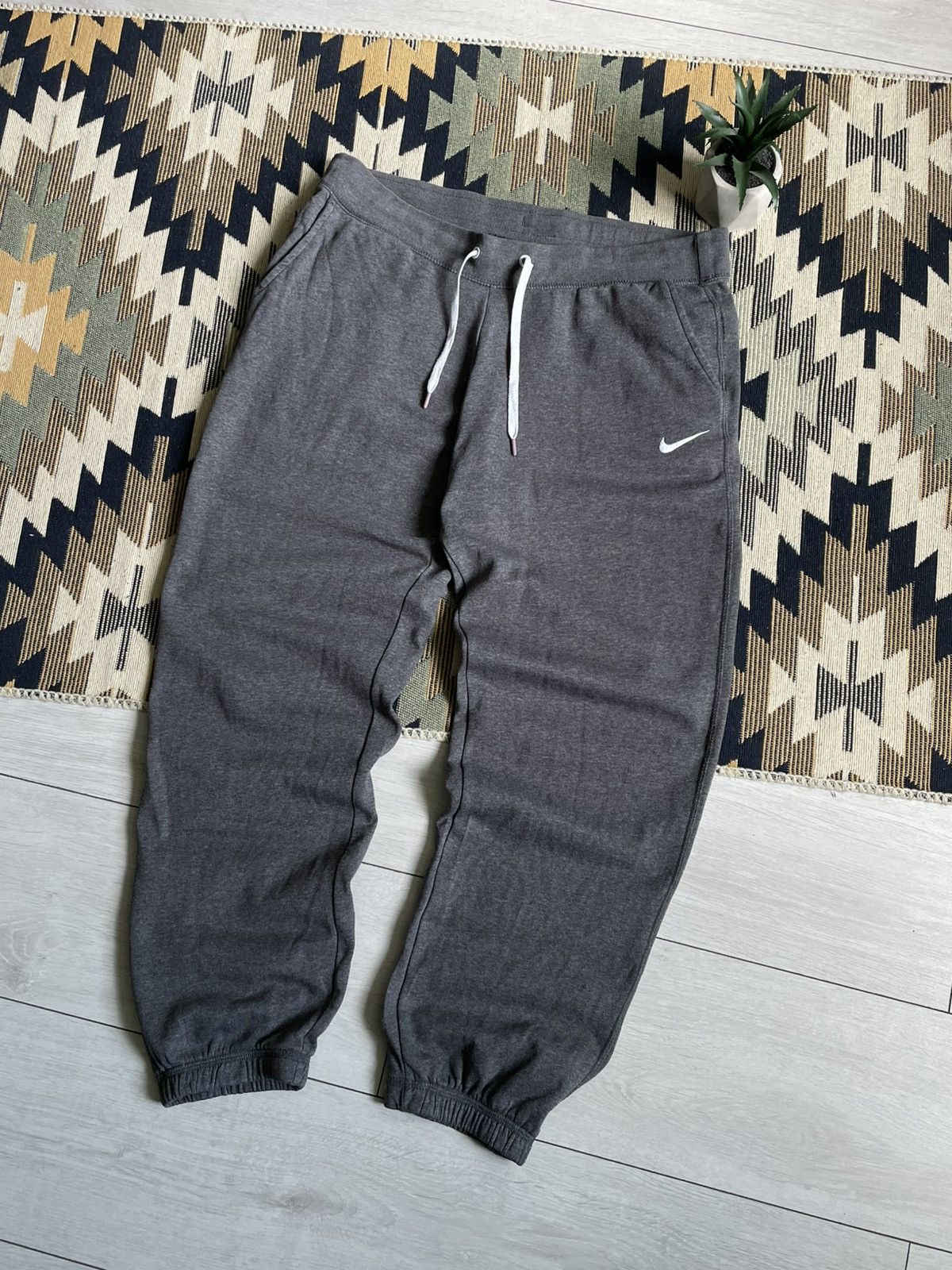 Vintage Vintage Nike Swoosh Baggy Y2K Sweatpants Size US 34 / EU 50 - 2 Thumbnail