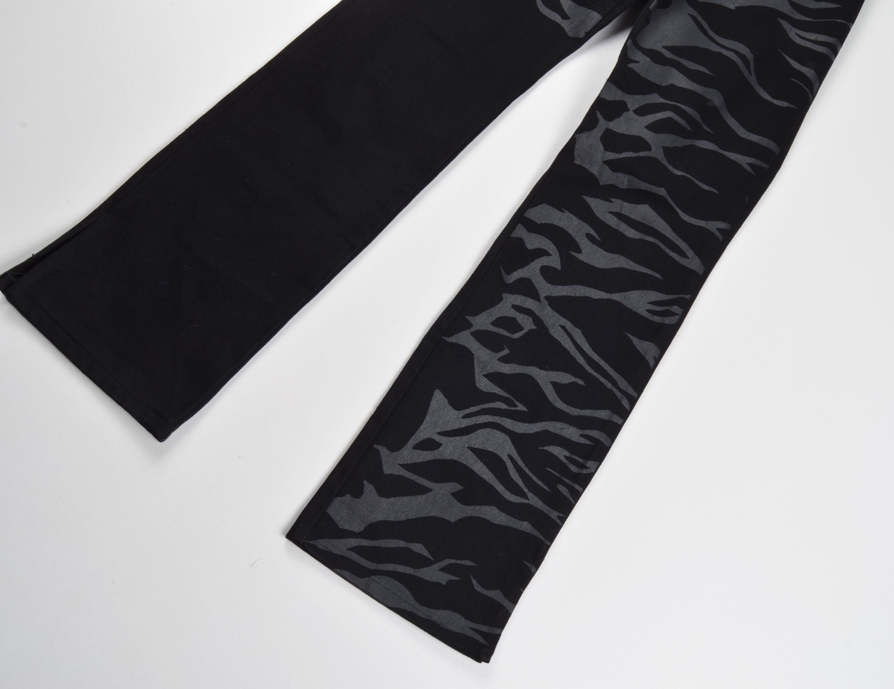 Donna Karan Vintage DKNY Y2K Black Tiger Graphic Bootcut Denim Jeans Size 27" / US 4 / IT 40 - 4 Thumbnail
