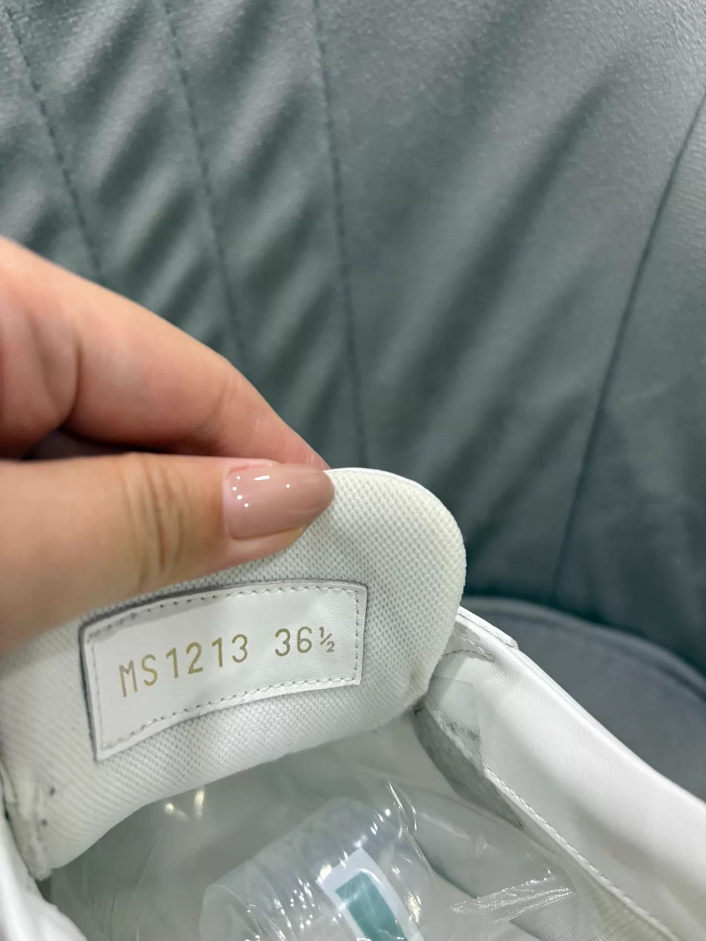 Louis Vuitton LV 25 Embossed Logo Platform Leather Wht Sneakers 99N 36.5 Size US 6 / IT 36 - 6 Thumbnail