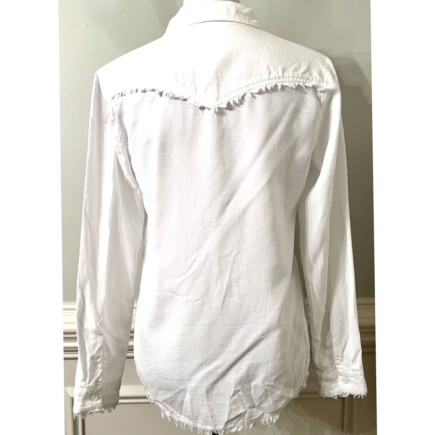 Anthropologie CLOTH & STONE Anthropologie White Button Up Top Tencel Fray Hem Long Sleeve XS Shirt Women XS White Button-Up Lyocell Size XS / US 0-2 / IT 36-38 - 4 Thumbnail