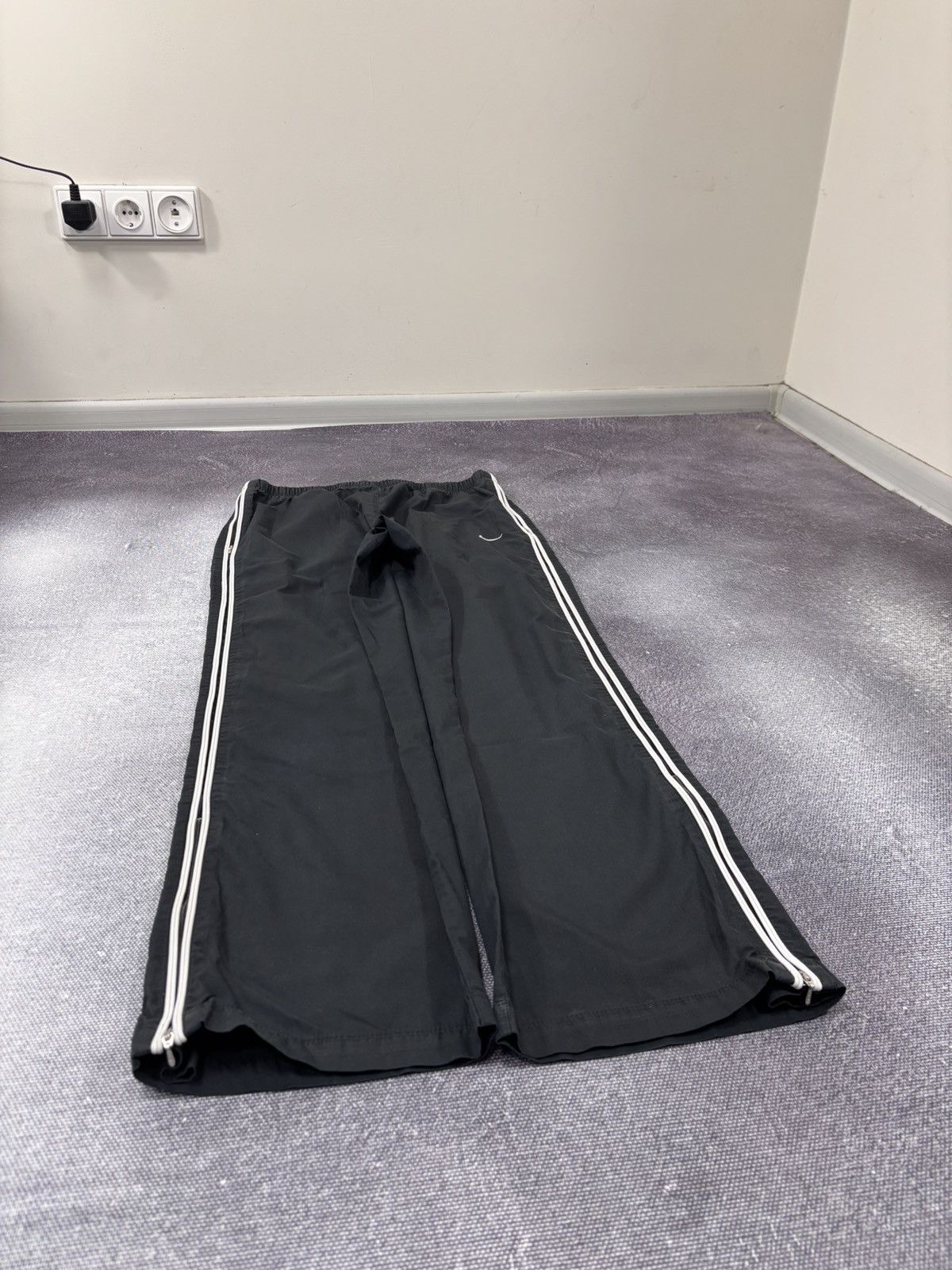 Nike Vintage Nike Y2K Women’s Side Striped Hype Baggy Track Pants Size 28" / US 6 / IT 42 - 3 Thumbnail
