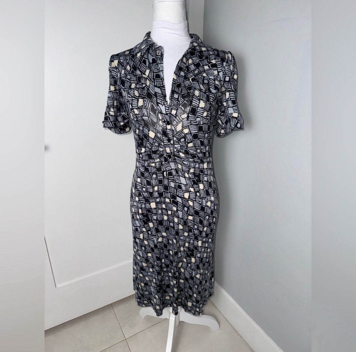 Diane von Furstenberg Diane von Furstenberg Silk Collared Printed Dress/Size 6 Size M / US 6-8 / IT 42-44 - 2 Thumbnail