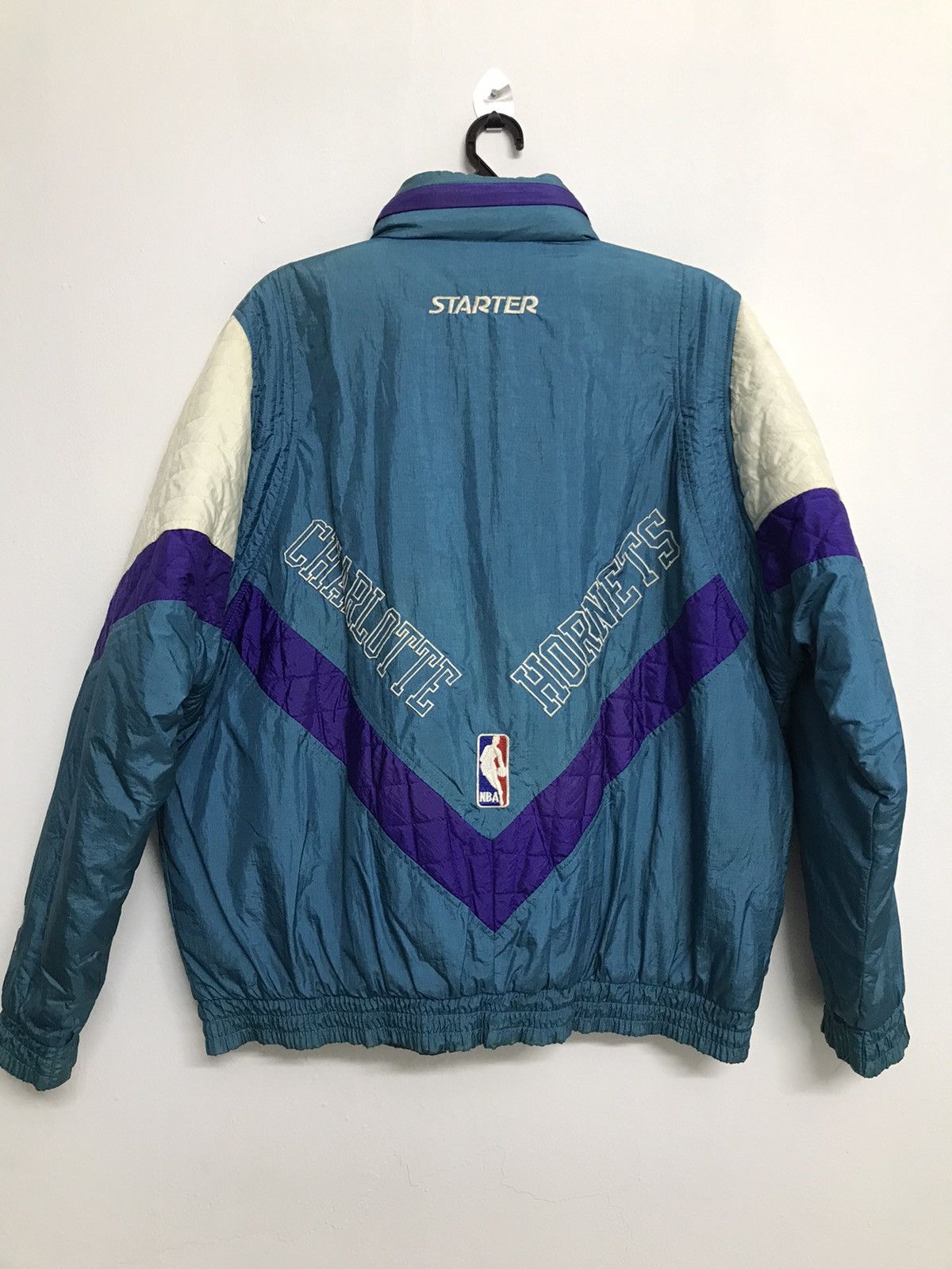 NBA VINTAGE Starter Charlotte Hornets Puffer Jacket Size L Size US L / EU 52-54 / 3 - 2 Thumbnail