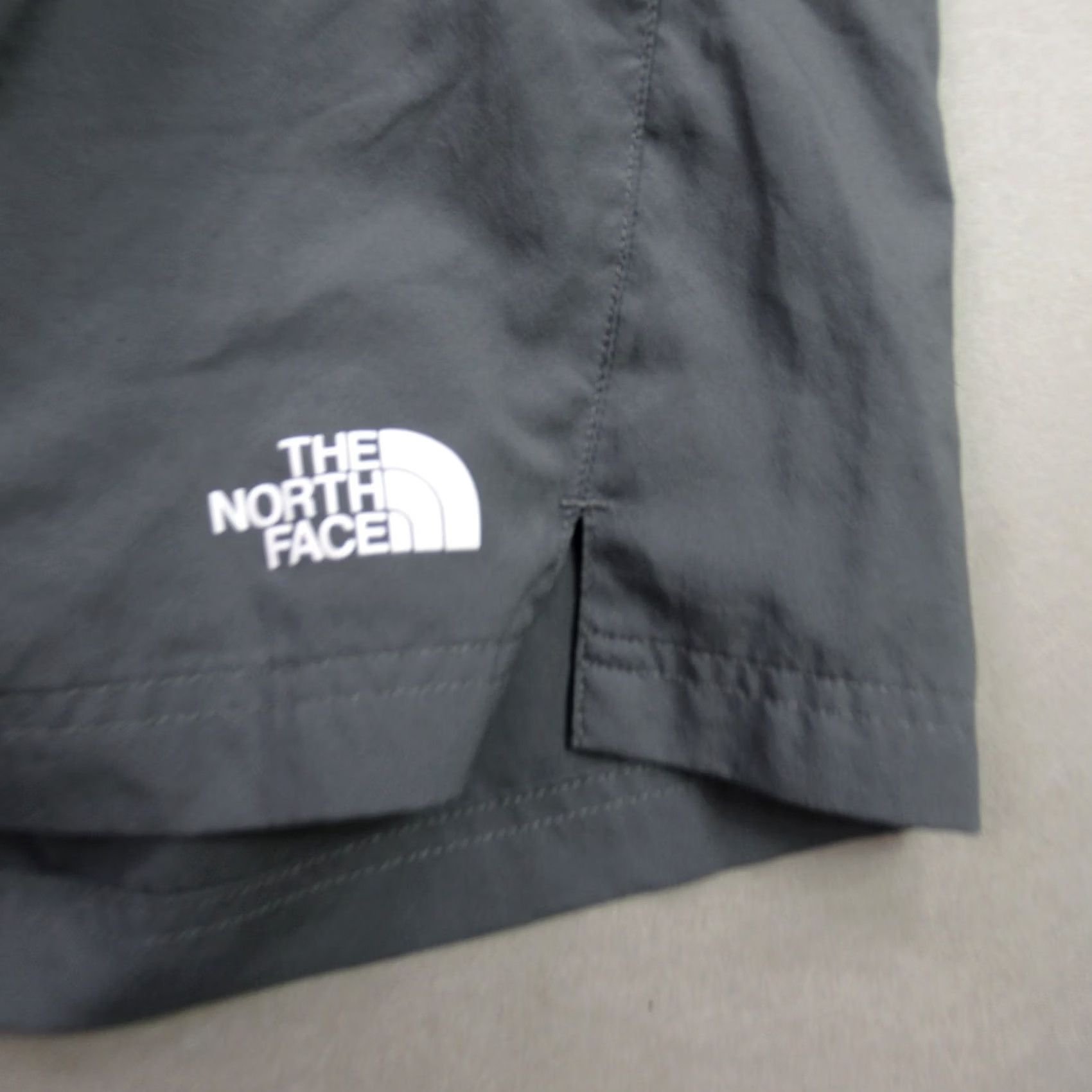 The North Face North Face Shorts Mens Medium Gray Outdoor Workout Activewear Drawstring Size US 28 / EU 44 - 2 Thumbnail