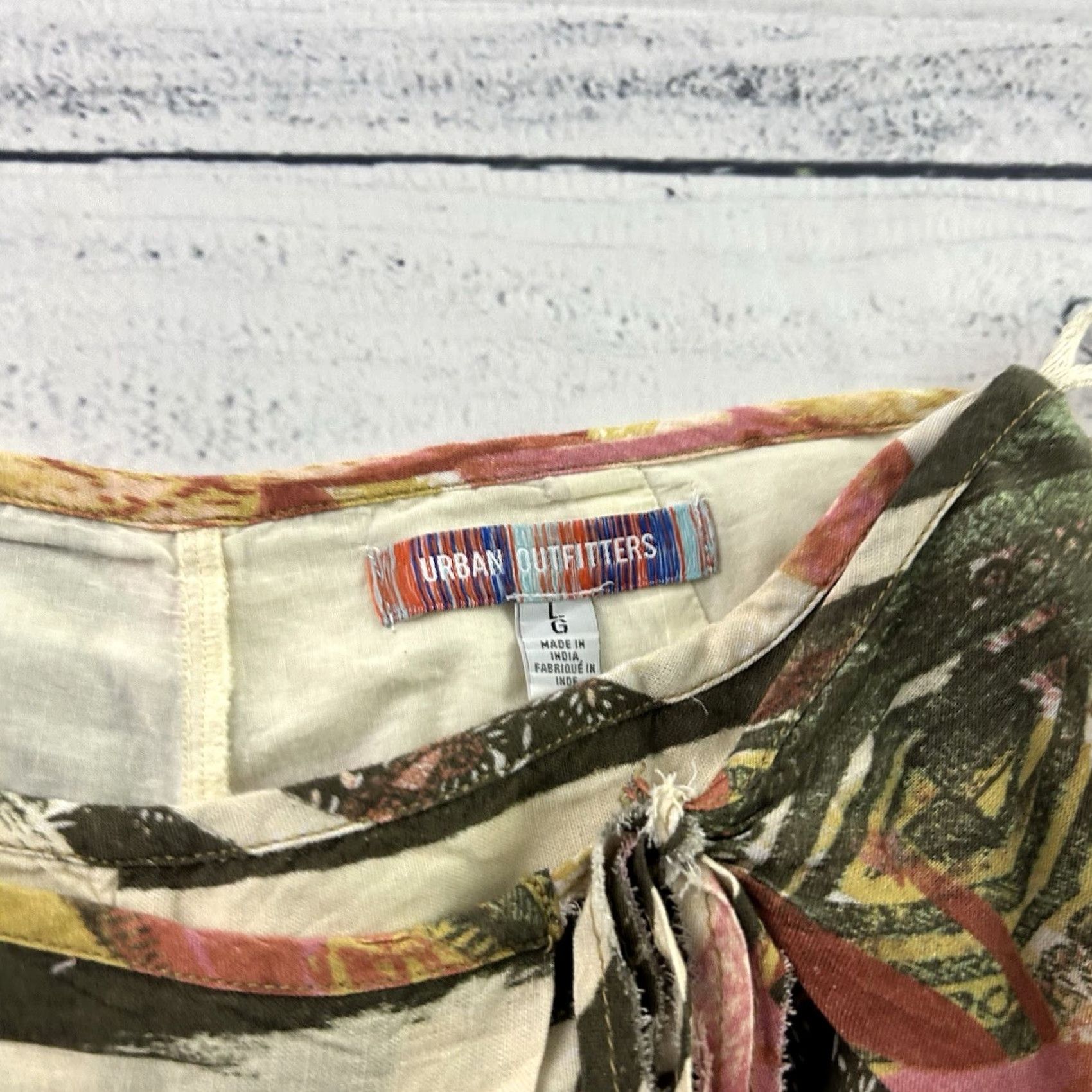 Urban Outfitters VINTAGE Urban Outfitters Floral Wrap Viscose Shorts Women L Beige Green Wrap Floral Viscose Shorts Women L Green Women Size 36" / US 14 / IT 50 - 2 Thumbnail
