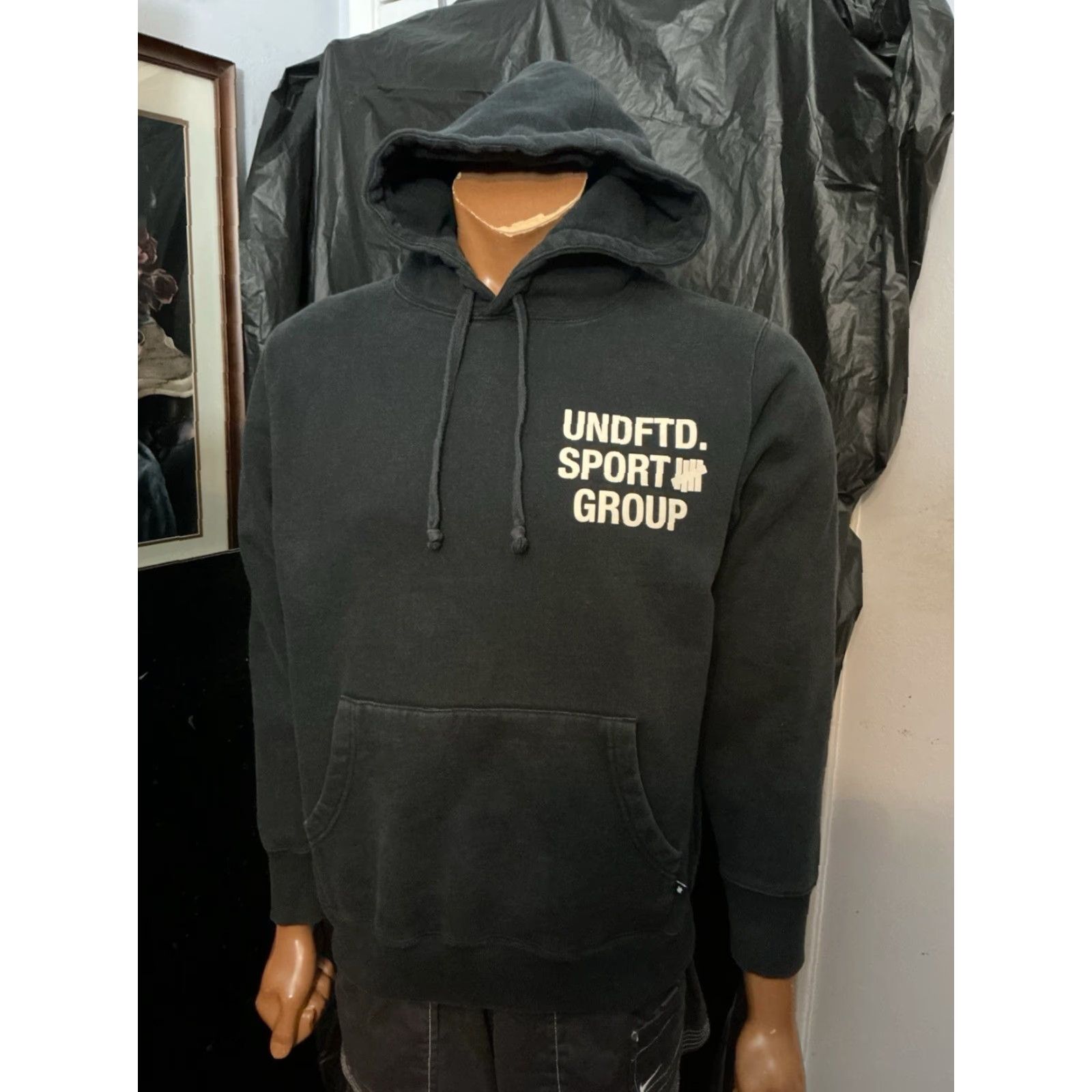 Undefeated VINTAGE UNDFTD Undefeated Five Strike Classic Sport Group Black Pullover Hoodie M Mens Black Sports Pullover Hoodie 90s Size US M / EU 48-50 / 2 - 7 Thumbnail