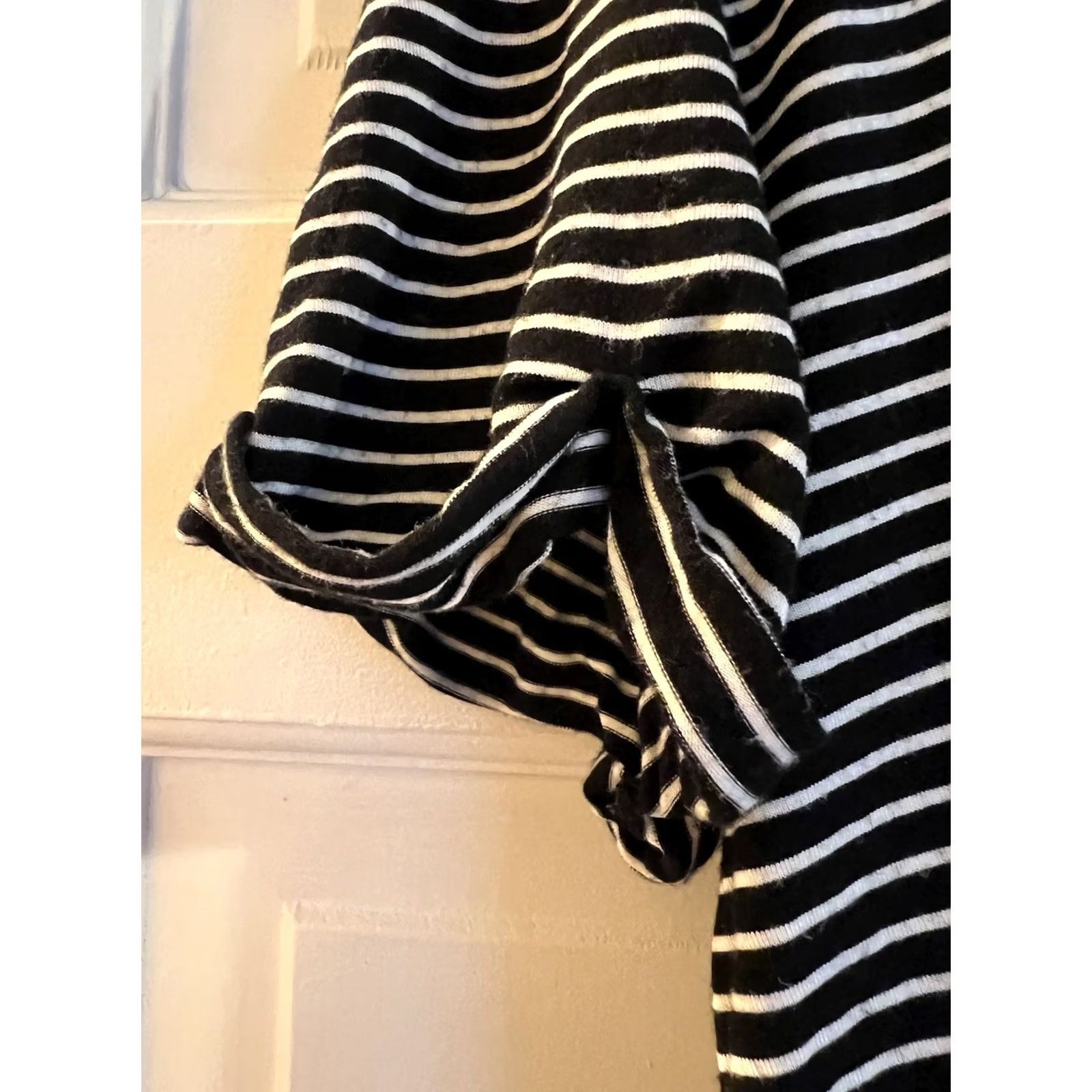 American Eagle Outfitters American Eagle Outfitters T-Shirt Womens Medium Black Striped Stretch V-Neck Short Sleeve Size M / US 6-8 / IT 42-44 - 3 Thumbnail