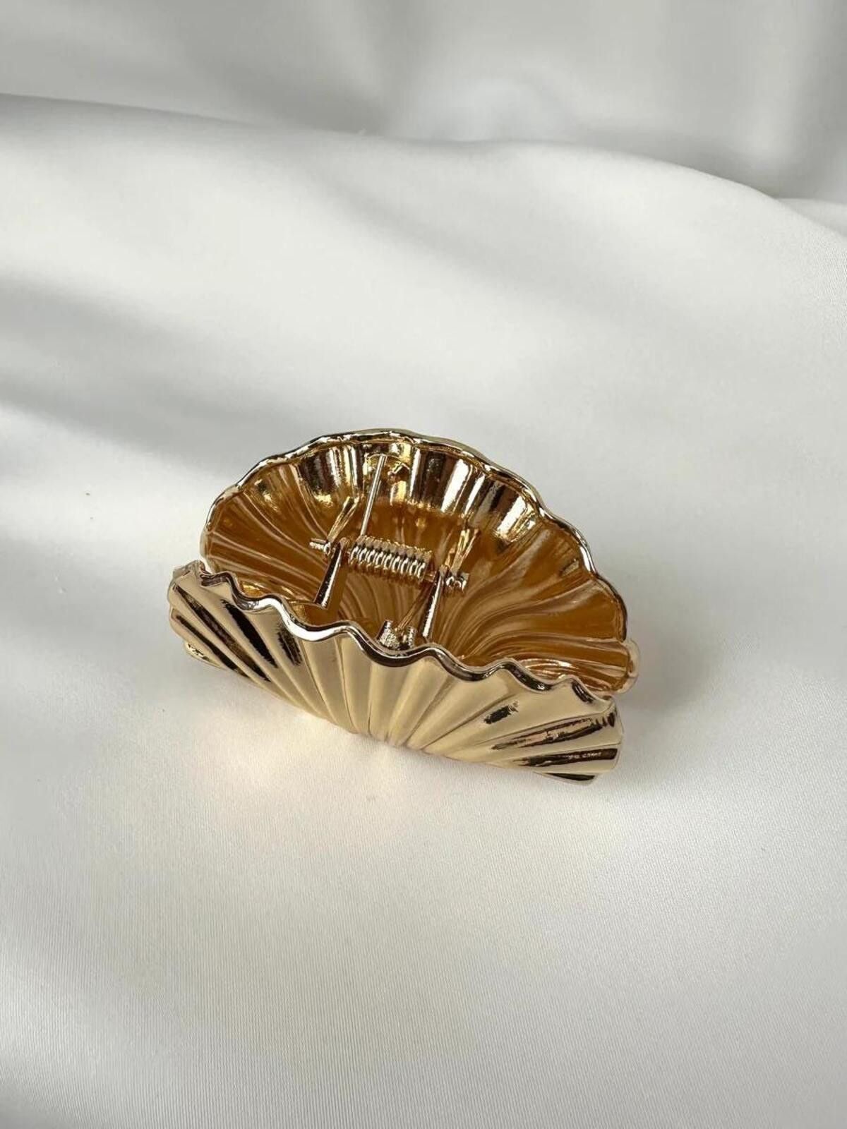 Other Small seashell gold conch shell shaped hair claw Size ONE SIZE - 2 Thumbnail