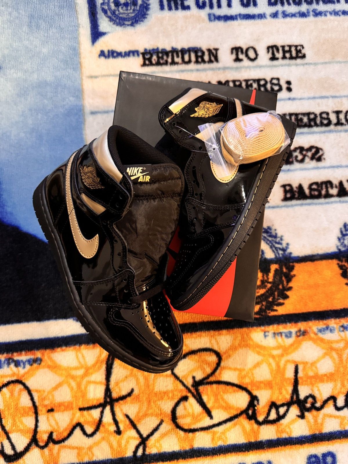 Jordan Brand Jordan 1 Black Metallic Gold Size US 8 / EU 41 - 1 Thumbnail