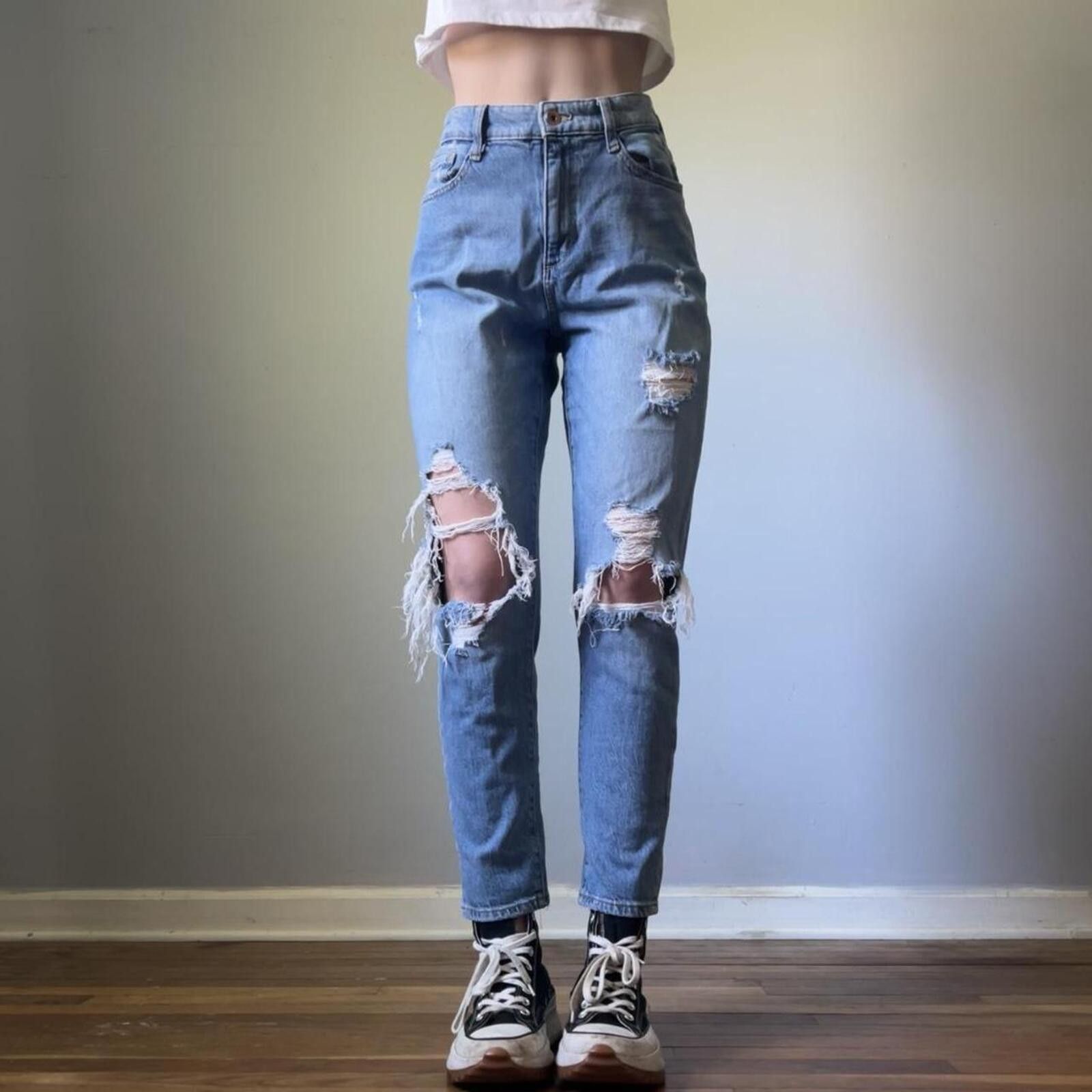 Arizona Jean Co. distressed high waisted mom jeans Size 30" / US 8 / IT 44 - 5 Thumbnail